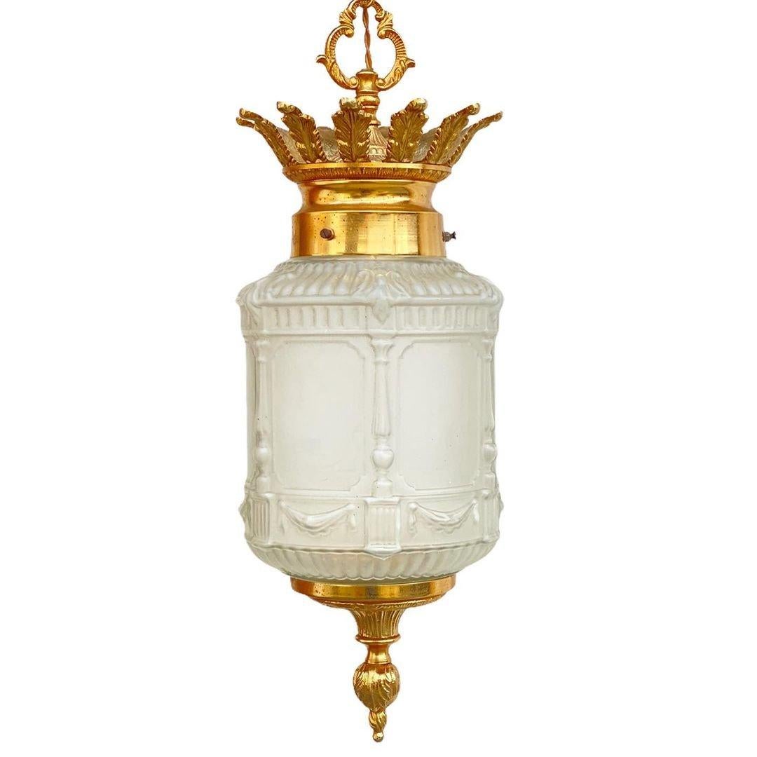 Very beautiful Regency Style Vintage Lantern-Chandelier. Made of bronze and glass. Circa 1960s.


Pendant with pressed glass offer a comfortable appearance of the lantern, which is the perfect addition to any space inside the house. Warm bronze