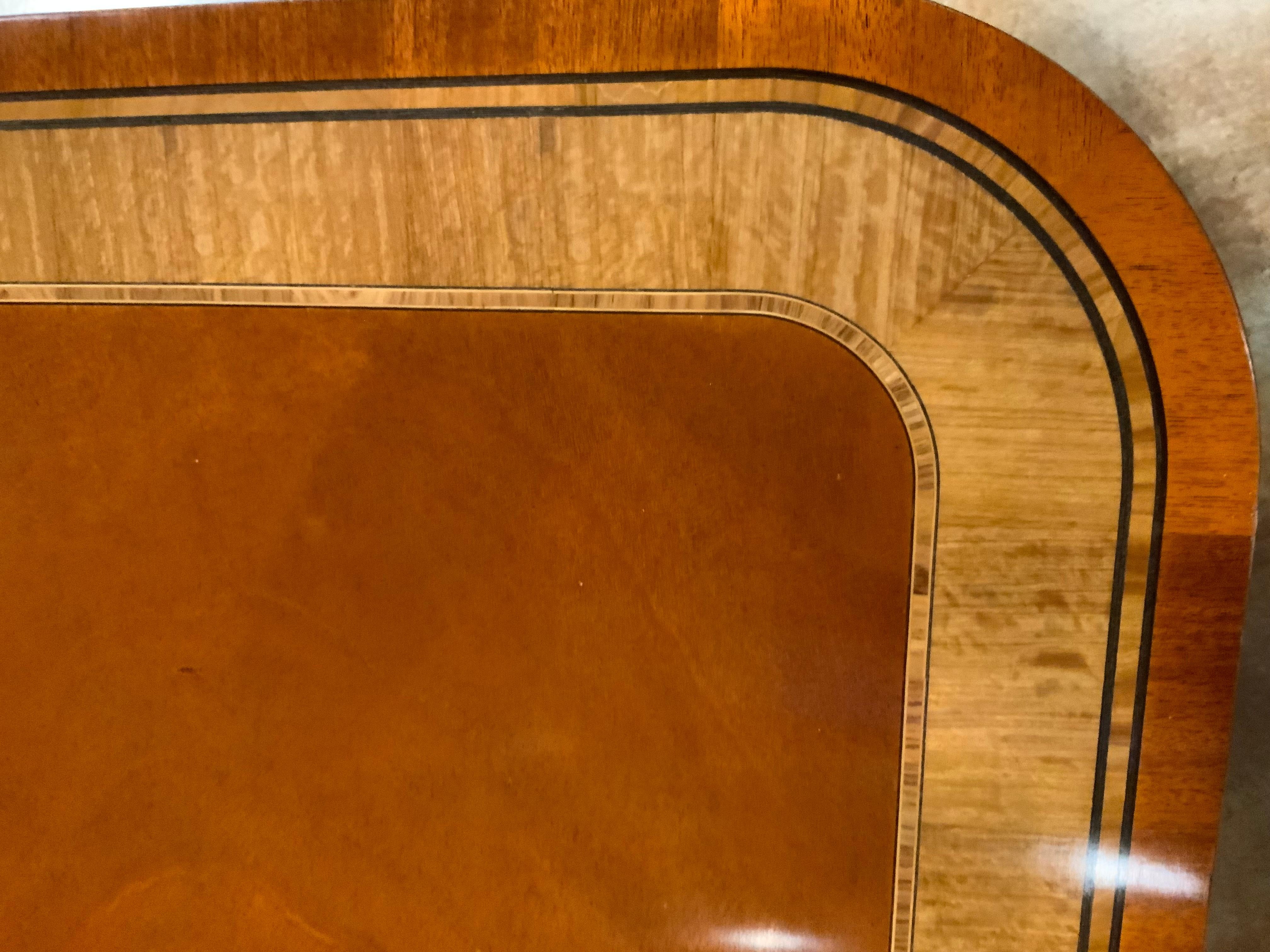 Regency-Stil  großer Esstisch aus Mahagoni und Paketvergoldung im Zustand „Hervorragend“ im Angebot in Houston, TX