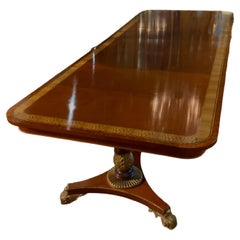 Style Régence  Grande table de salle à manger en acajou et parchemin doré