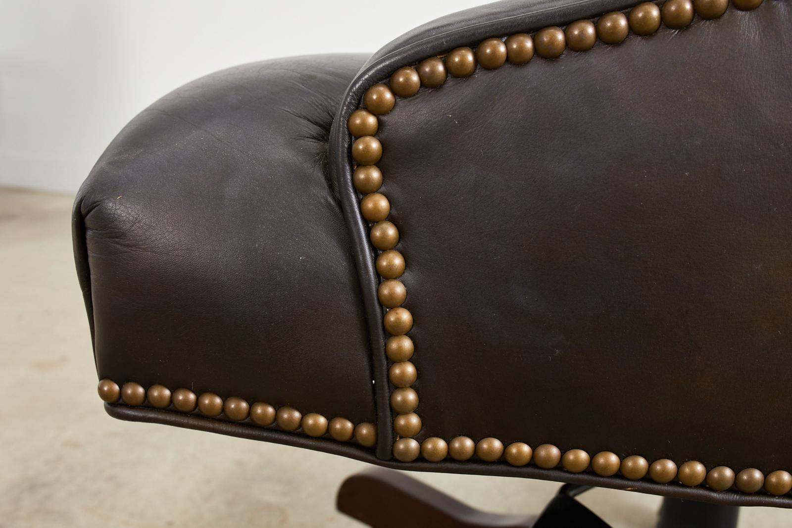 Chaise de bureau de style Regency en cuir par Century en vente 9