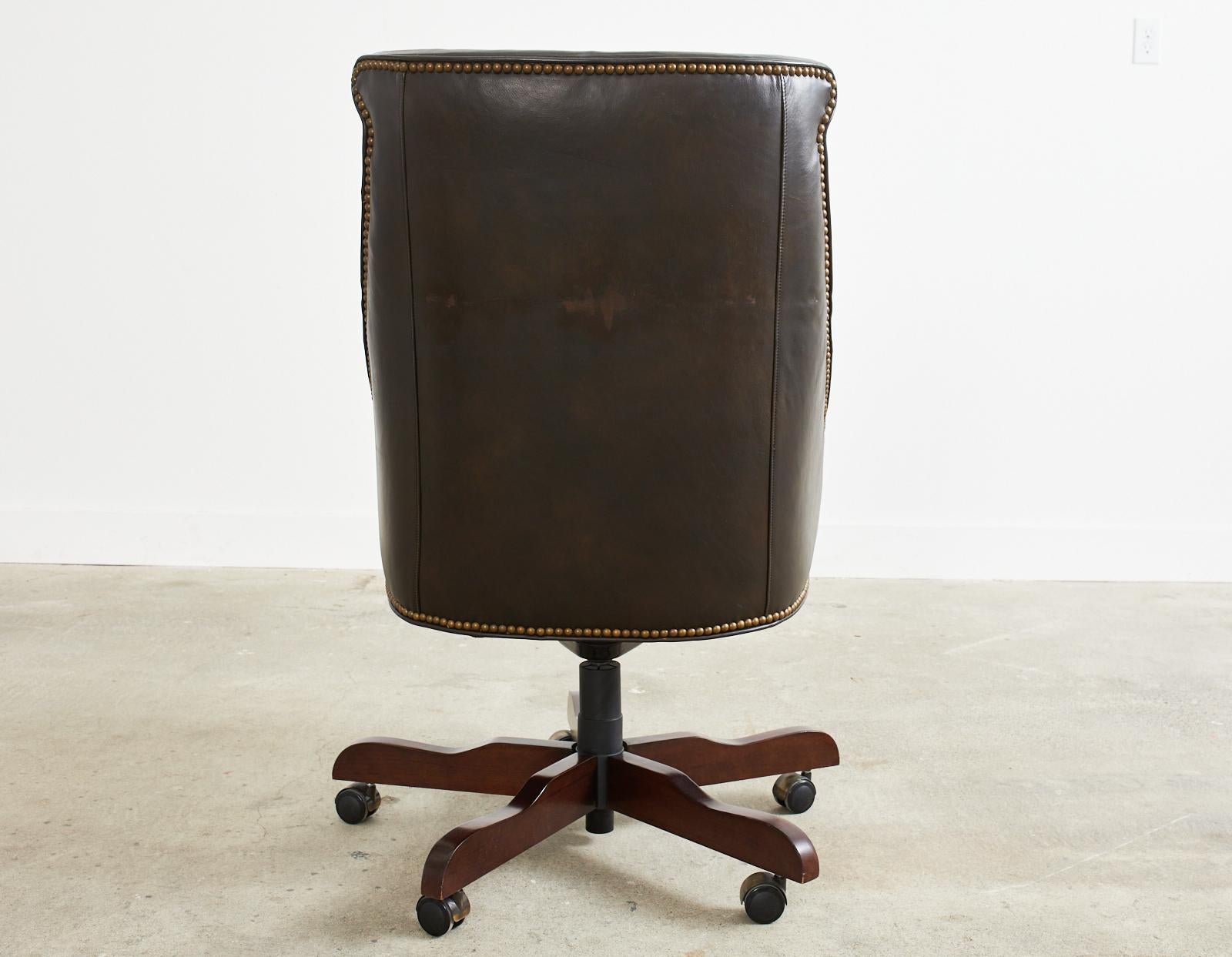 Chaise de bureau de style Regency en cuir par Century en vente 11