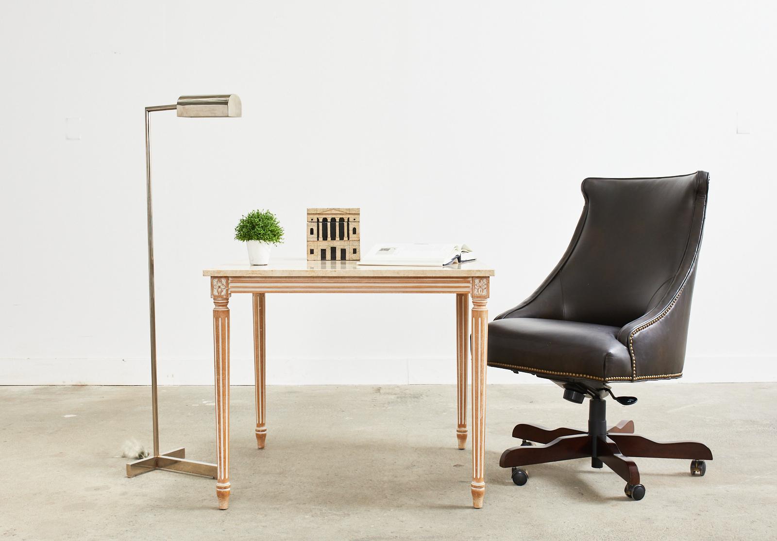 Stattlicher Bürodrehstuhl aus Leder, hergestellt von Century Furniture. Der Stuhl hat einen schlanken, gondelförmigen Rahmen, der mit dunklem, espressofarbenem Leder bezogen und mit Messingnagelköpfen im Regency-Stil eingefasst ist. Der Stuhl ist