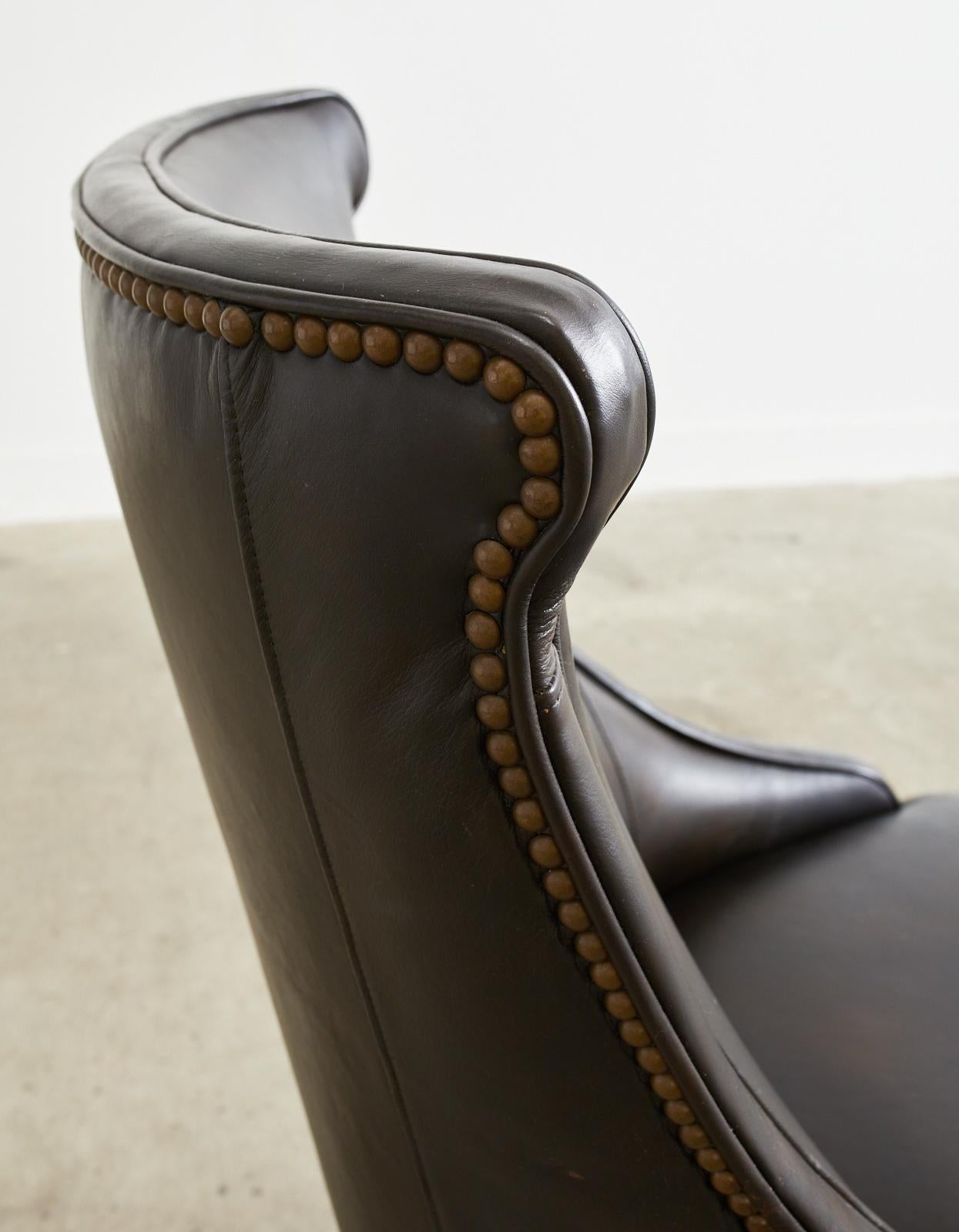 Chaise de bureau de style Regency en cuir par Century en vente 2