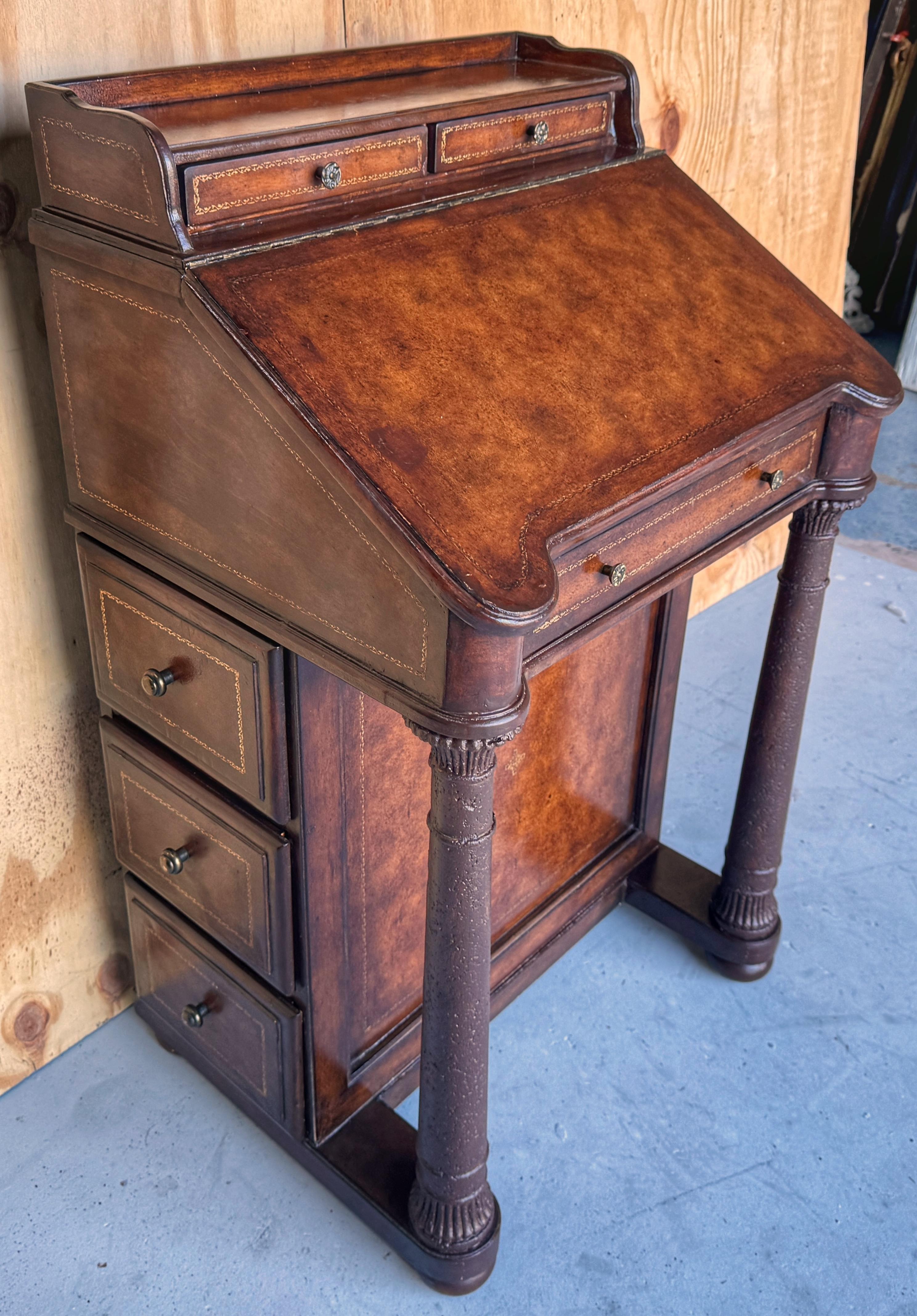 Scrivania Davenport con rivestimento in pelle in stile Regency, Atrib. Maitland Smith 
Fine del XX secolo 

Una splendida scrivania Davenport in stile Regency rivestita in pelle, attribuita a Maitland Smith, è stata realizzata alla fine del XX