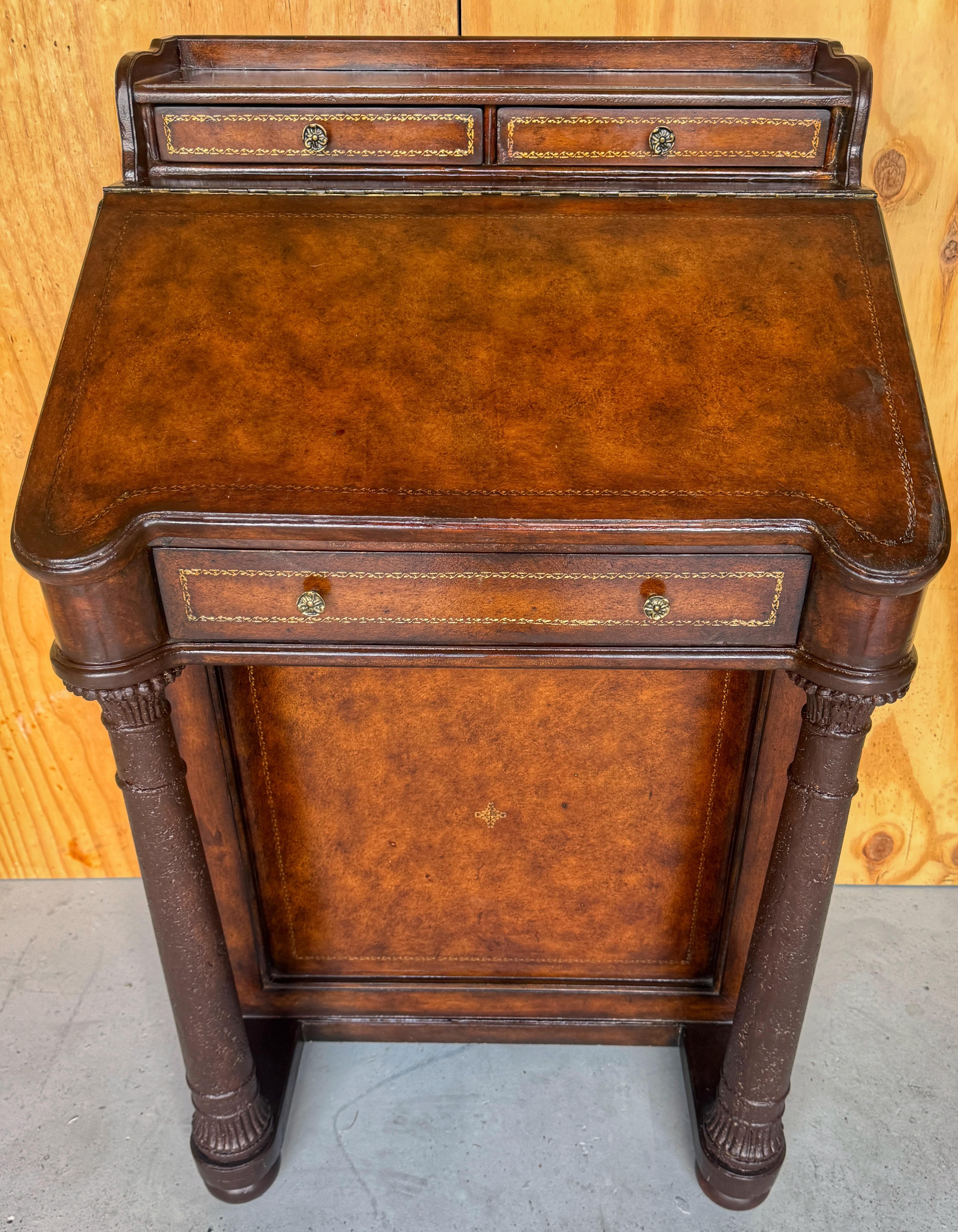 Goffrato Scrivania Davenport con rivestimento in pelle in stile Regency, Atrib. Maitland Smith in vendita
