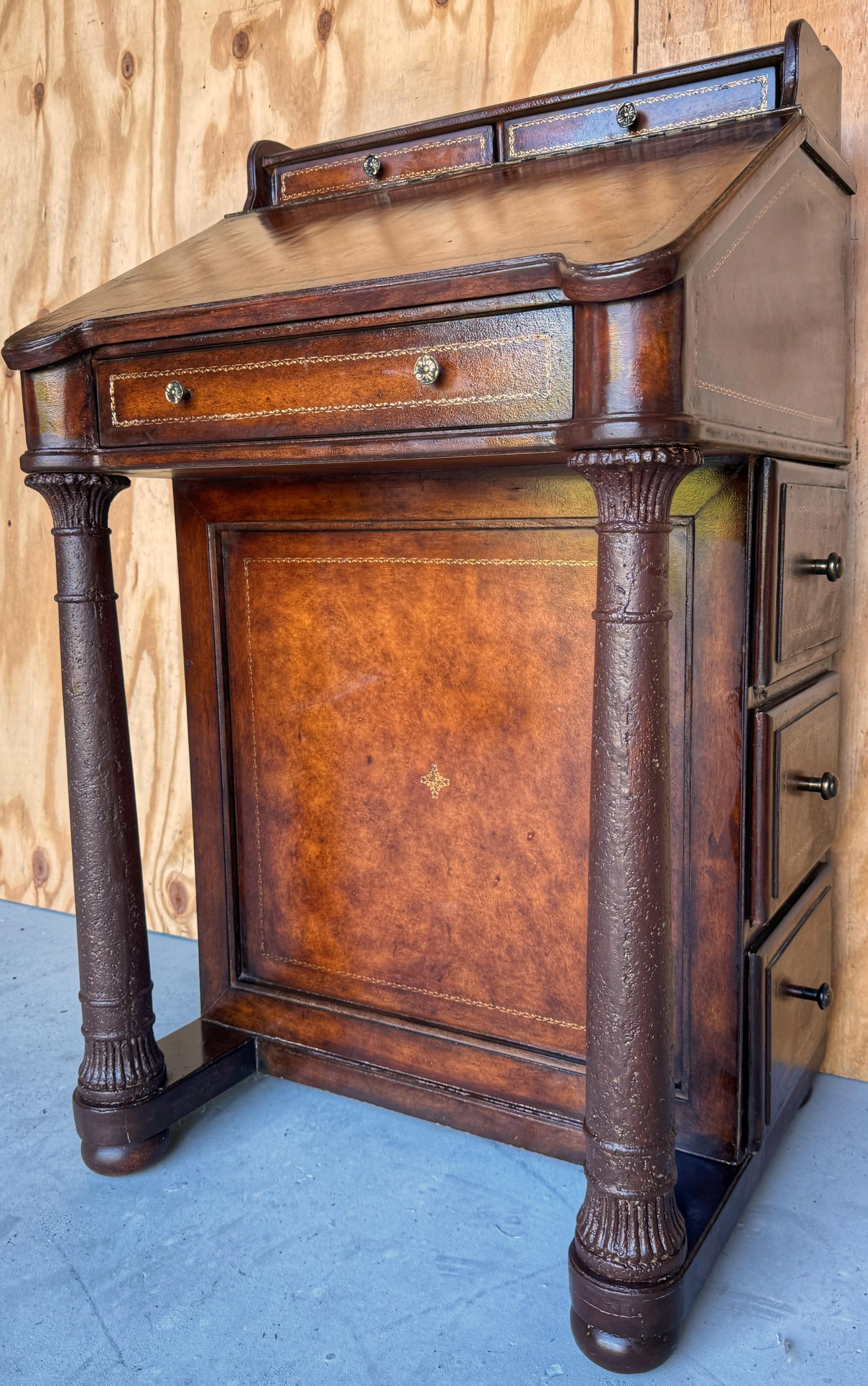 XX secolo Scrivania Davenport con rivestimento in pelle in stile Regency, Atrib. Maitland Smith in vendita
