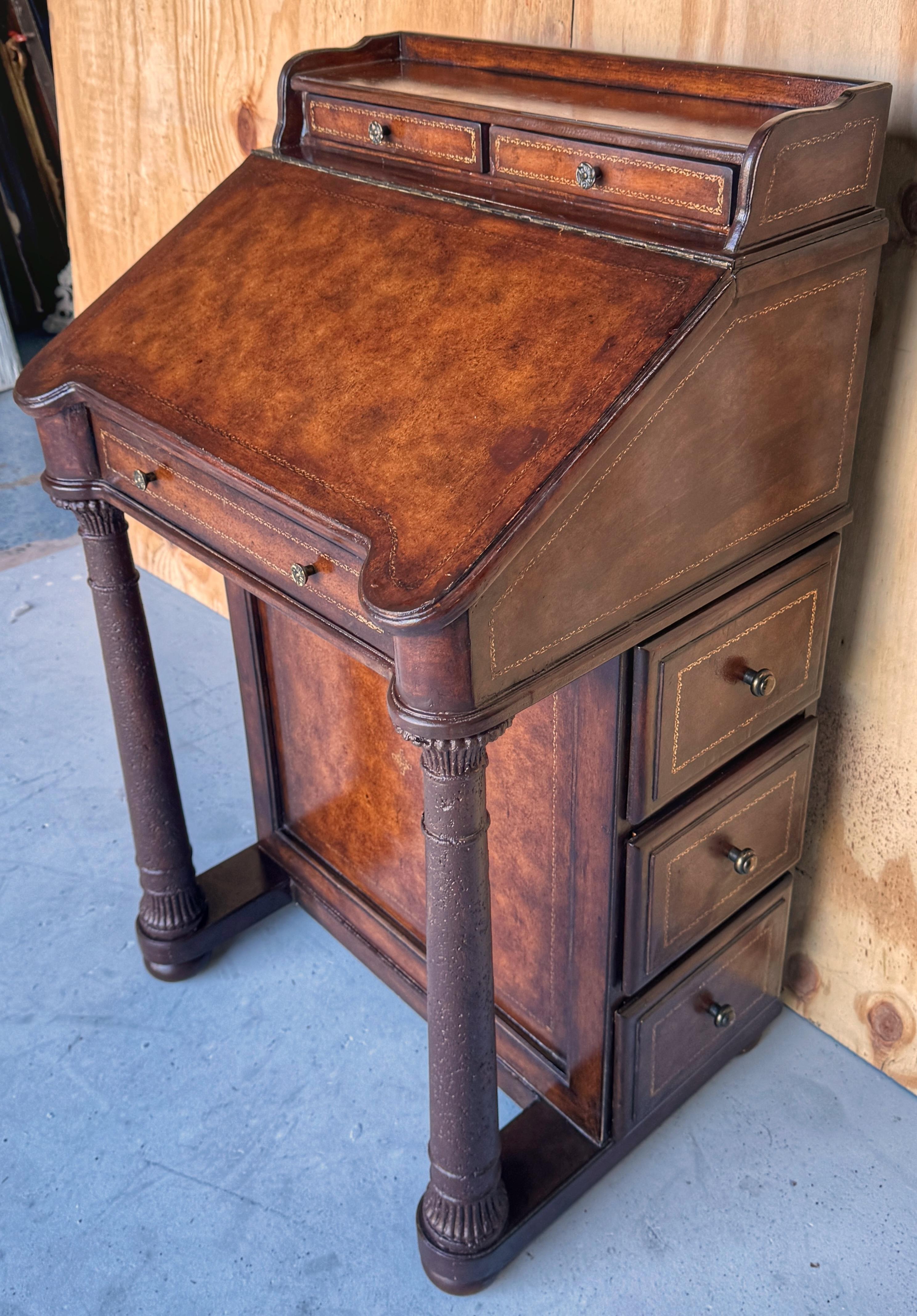 Ottone Scrivania Davenport con rivestimento in pelle in stile Regency, Atrib. Maitland Smith in vendita