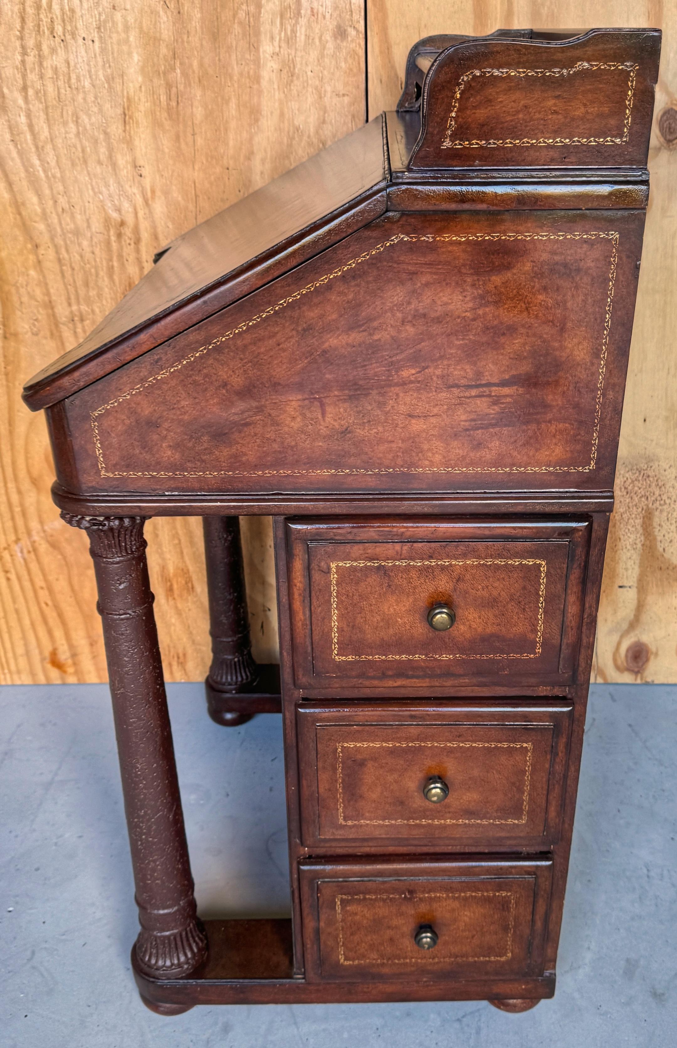 Scrivania Davenport con rivestimento in pelle in stile Regency, Atrib. Maitland Smith in vendita 1