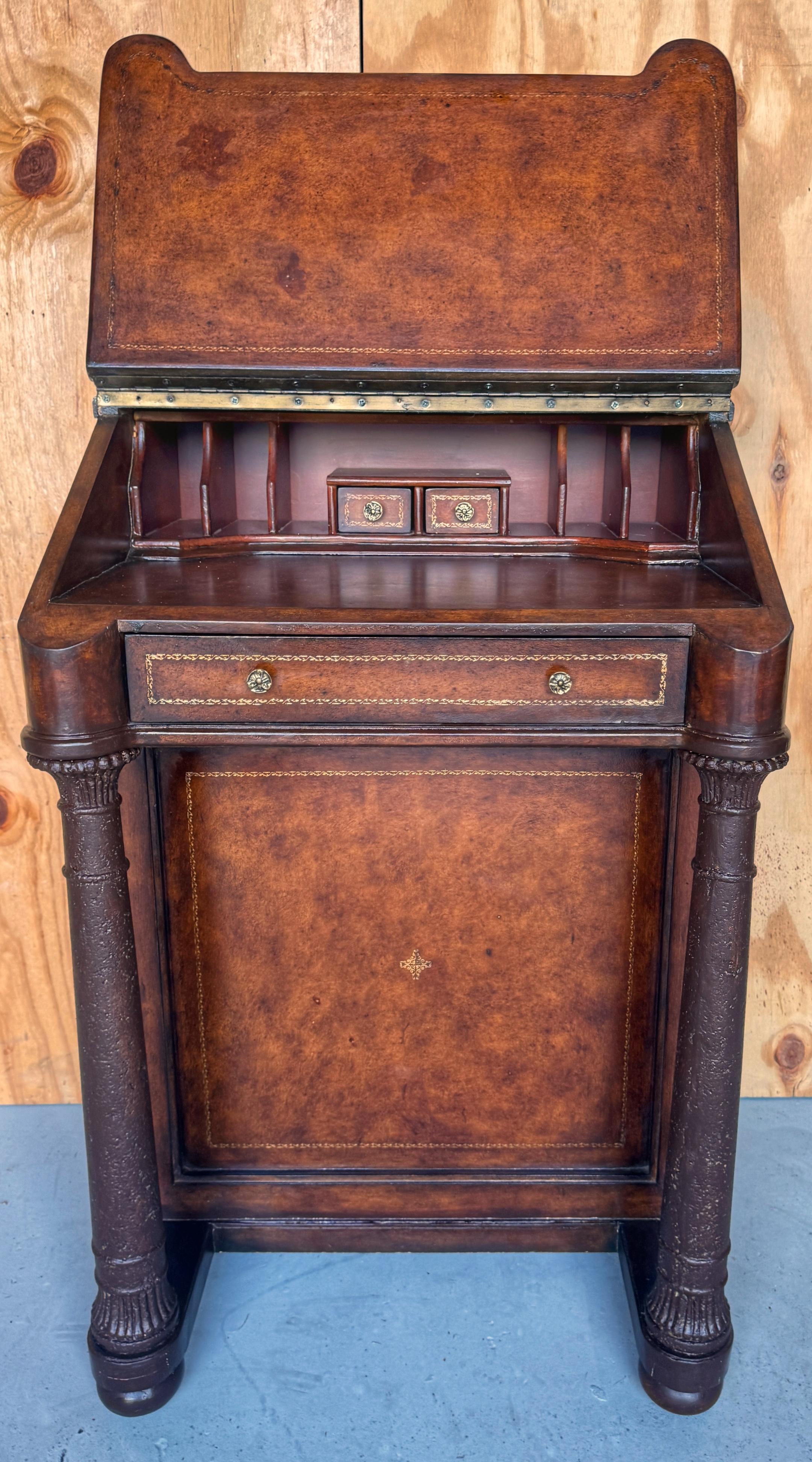 Scrivania Davenport con rivestimento in pelle in stile Regency, Atrib. Maitland Smith in vendita 3