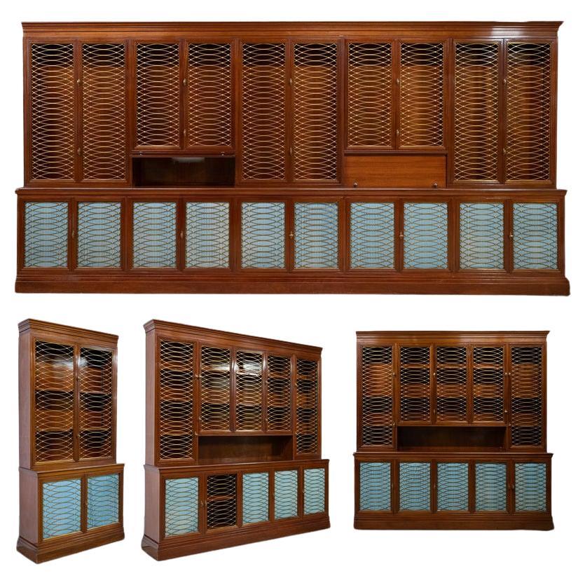 Armoire de bibliothèque de style Régence récupérée dans l'atelier de tailleurs en vente