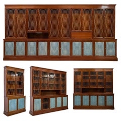Armoire de bibliothèque de style Régence récupérée dans l'atelier de tailleurs