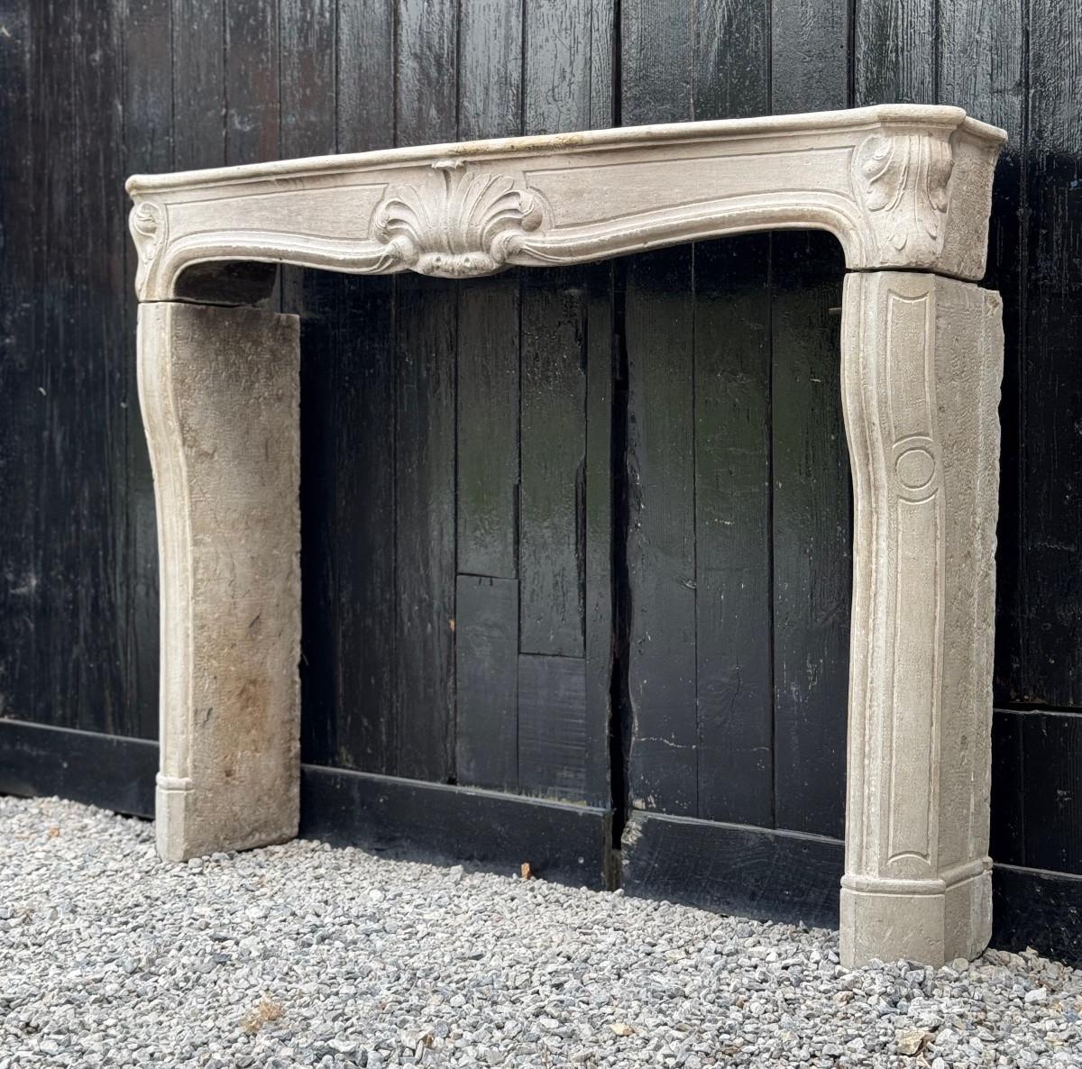 Chimenea de piedra caliza estilo Regencia, hacia 1880 en venta 3