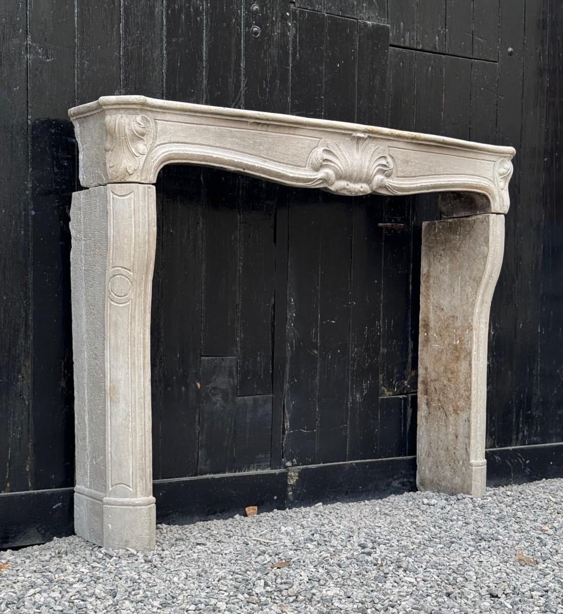 Chimenea de piedra caliza estilo Regencia, hacia 1880 en venta 5