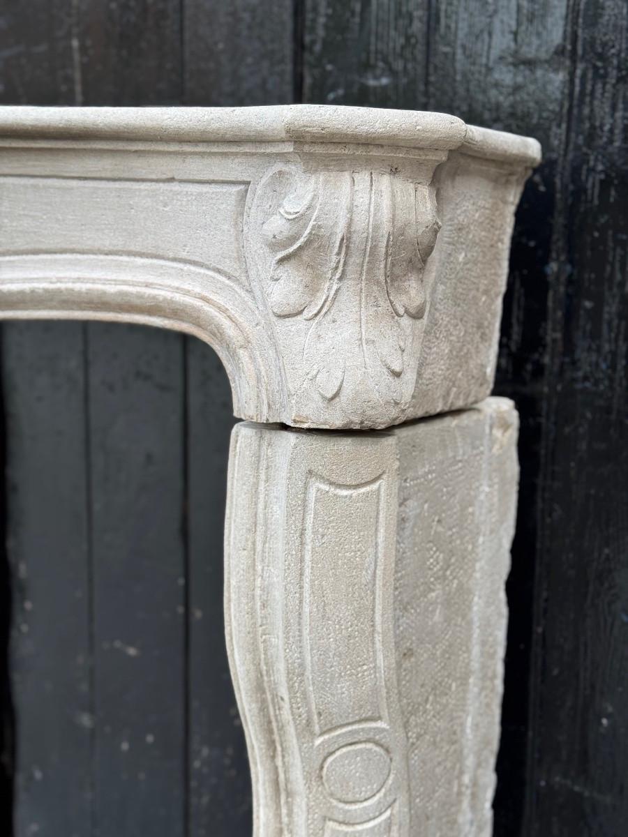 Chimenea de piedra caliza estilo Regencia, hacia 1880 Luis XIV en venta