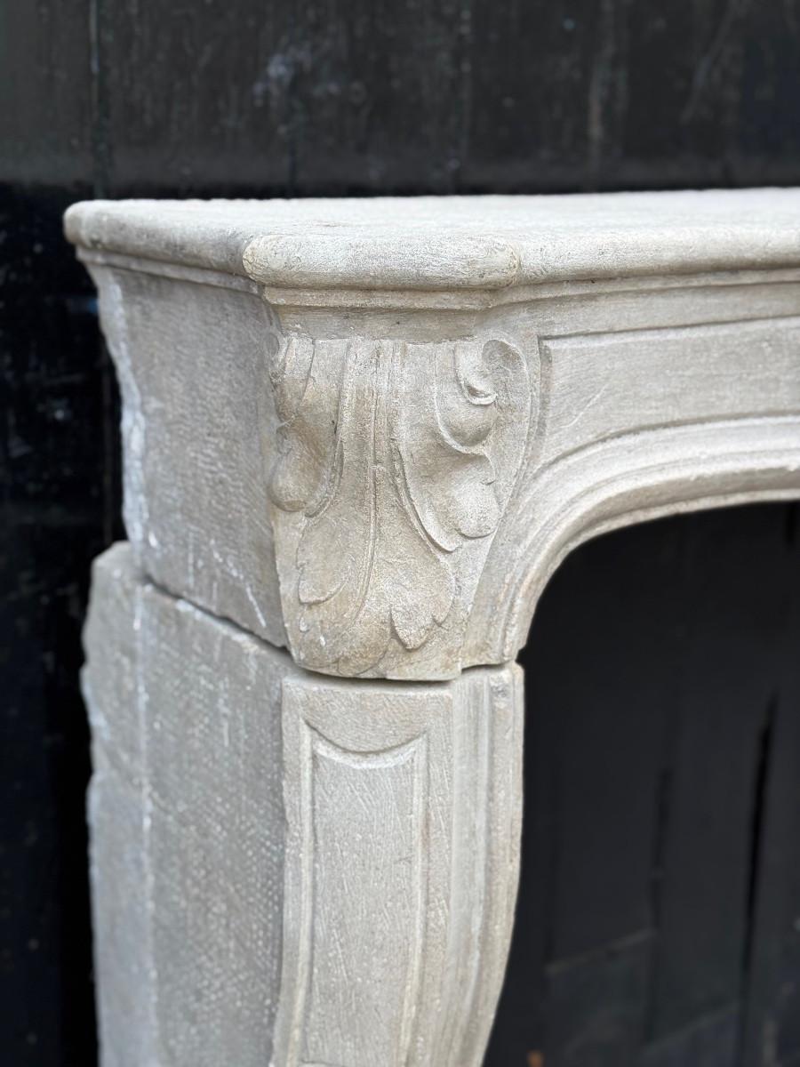 Chimenea de piedra caliza estilo Regencia, hacia 1880 en Bueno estado para la venta en Honnelles, WHT