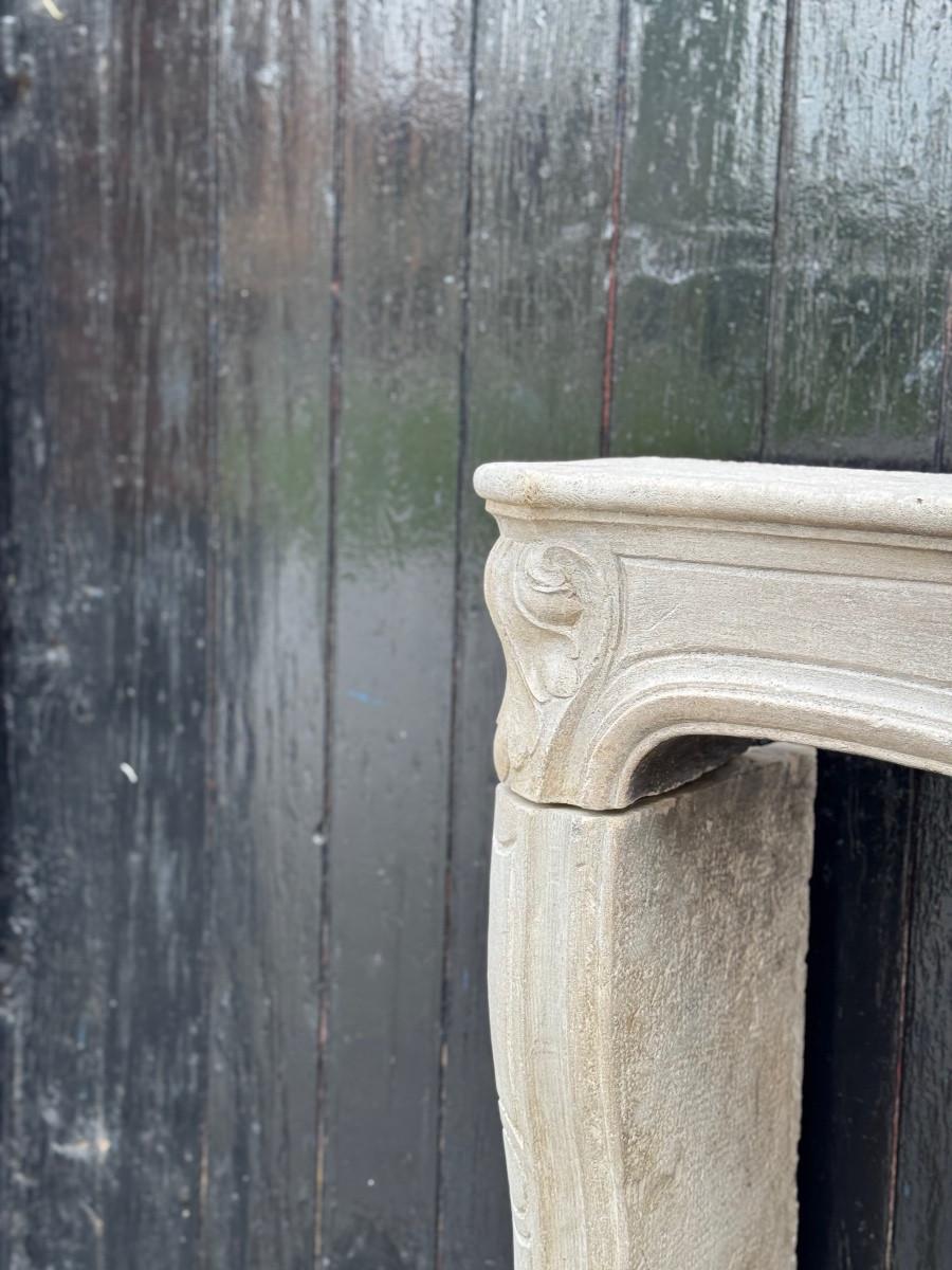 Chimenea de piedra caliza estilo Regencia, hacia 1880 en venta 1