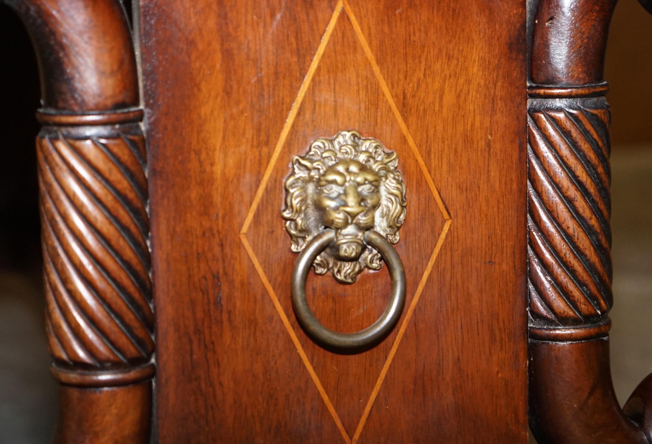 Table basse d'appoint de style Régence en cuir sang de bœuf et noyer avec poignée en forme de tête de lion en vente 4