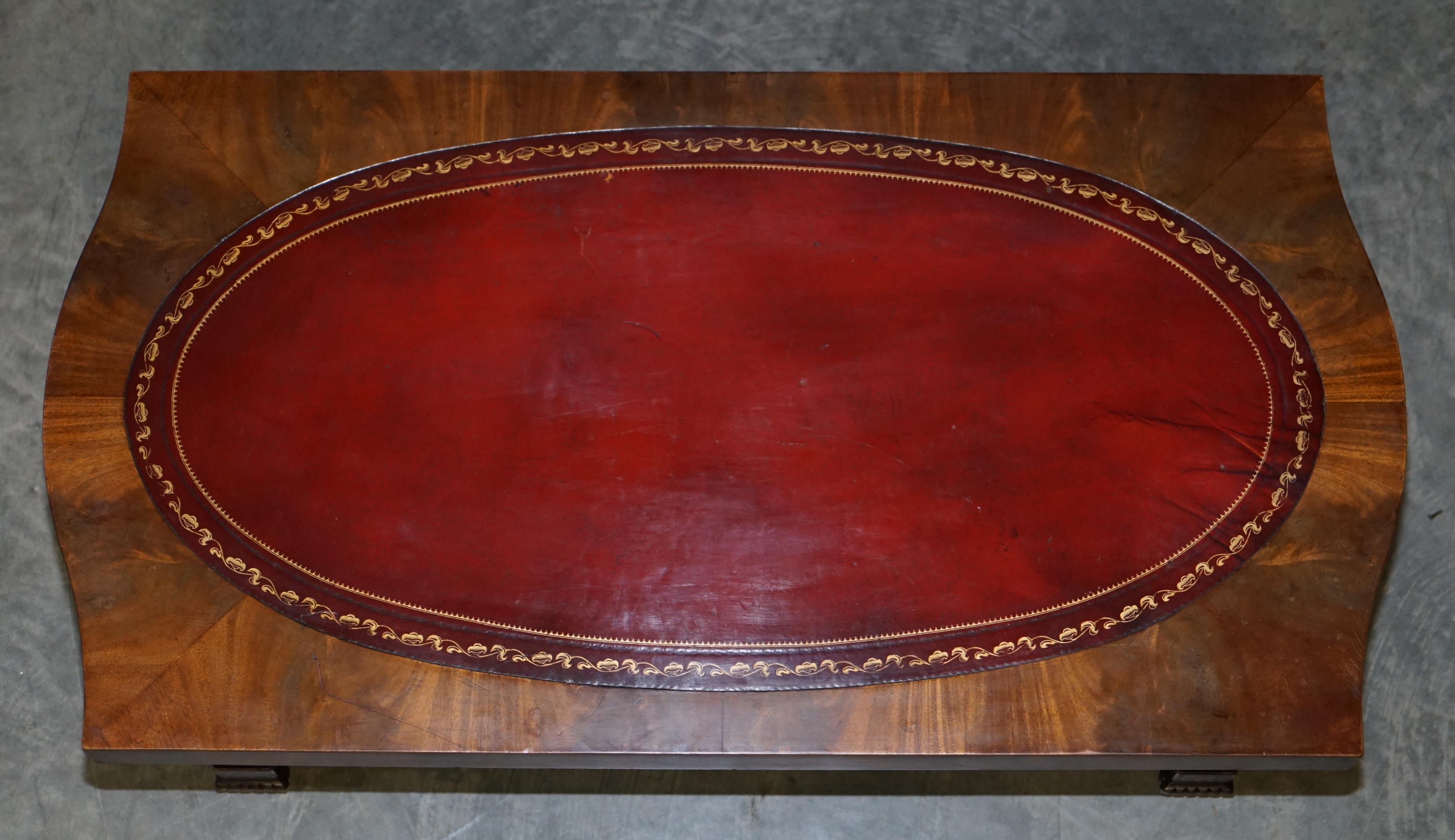 Anglais Table basse d'appoint de style Régence en cuir sang de bœuf et noyer avec poignée en forme de tête de lion en vente