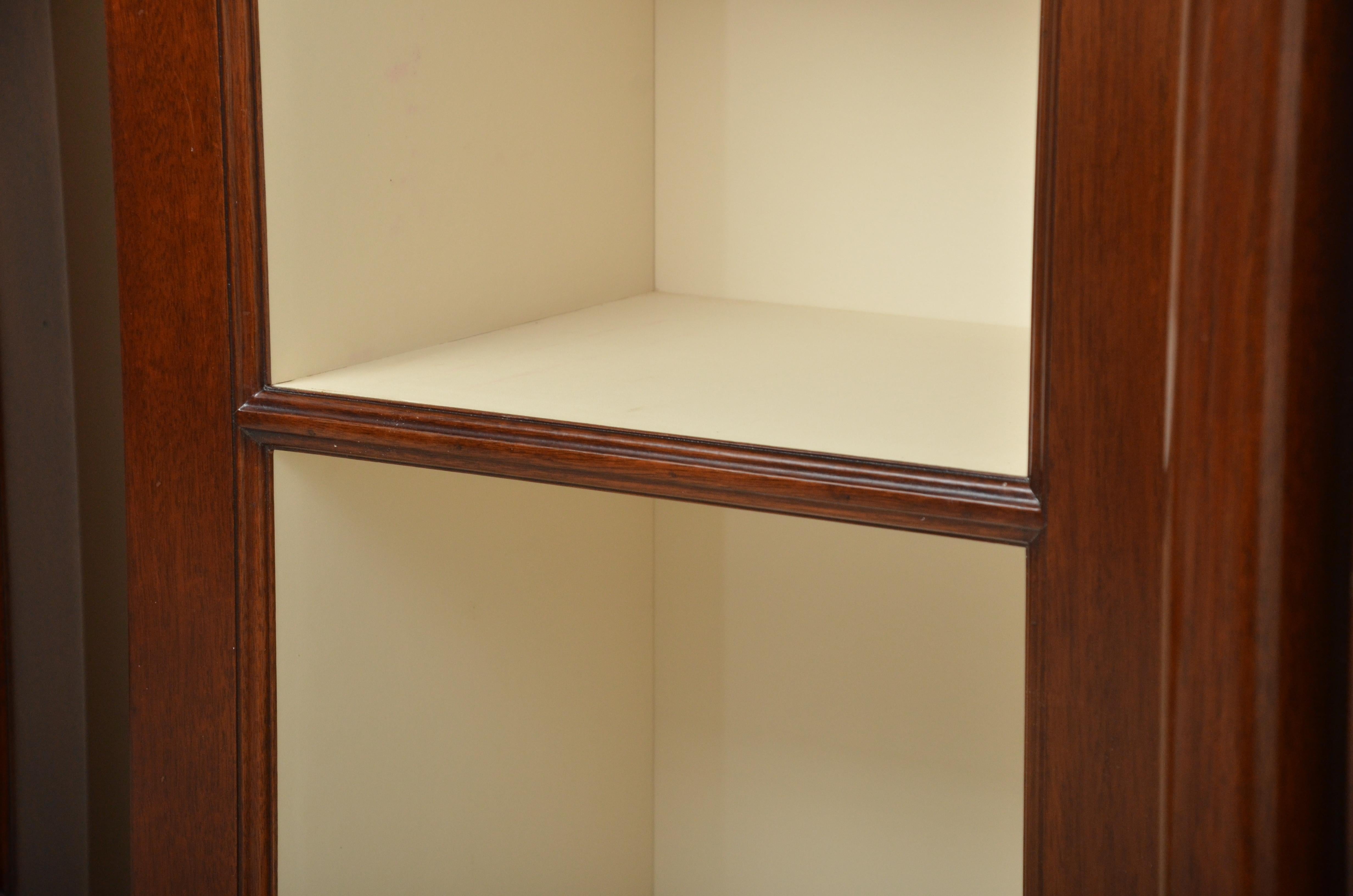 Regency Style Mahogany and Brass Breakfront Bookcase In Good Condition In New York, NY