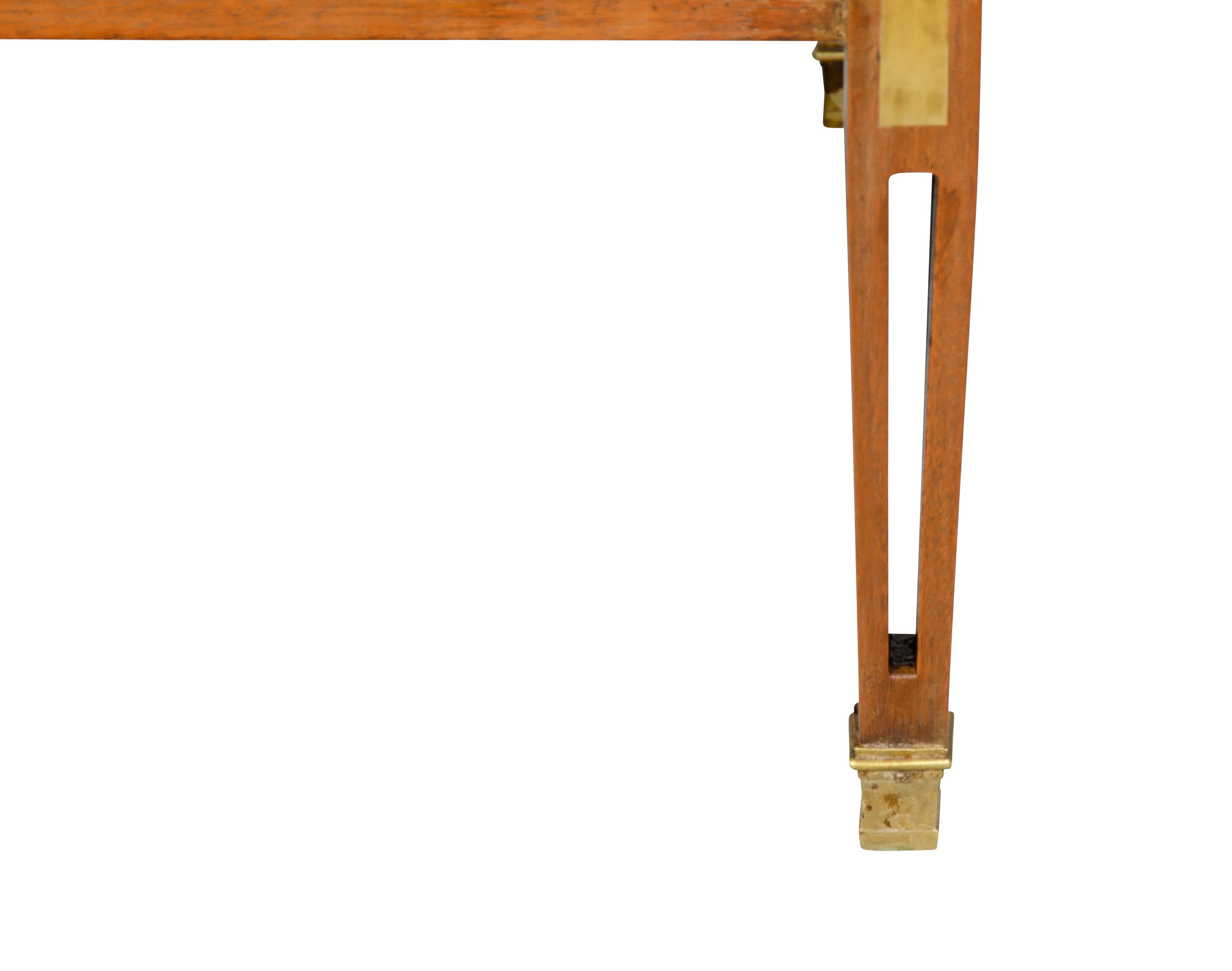 Tisch im Regency-Stil aus Mahagoni und Messing mit Intarsien 11