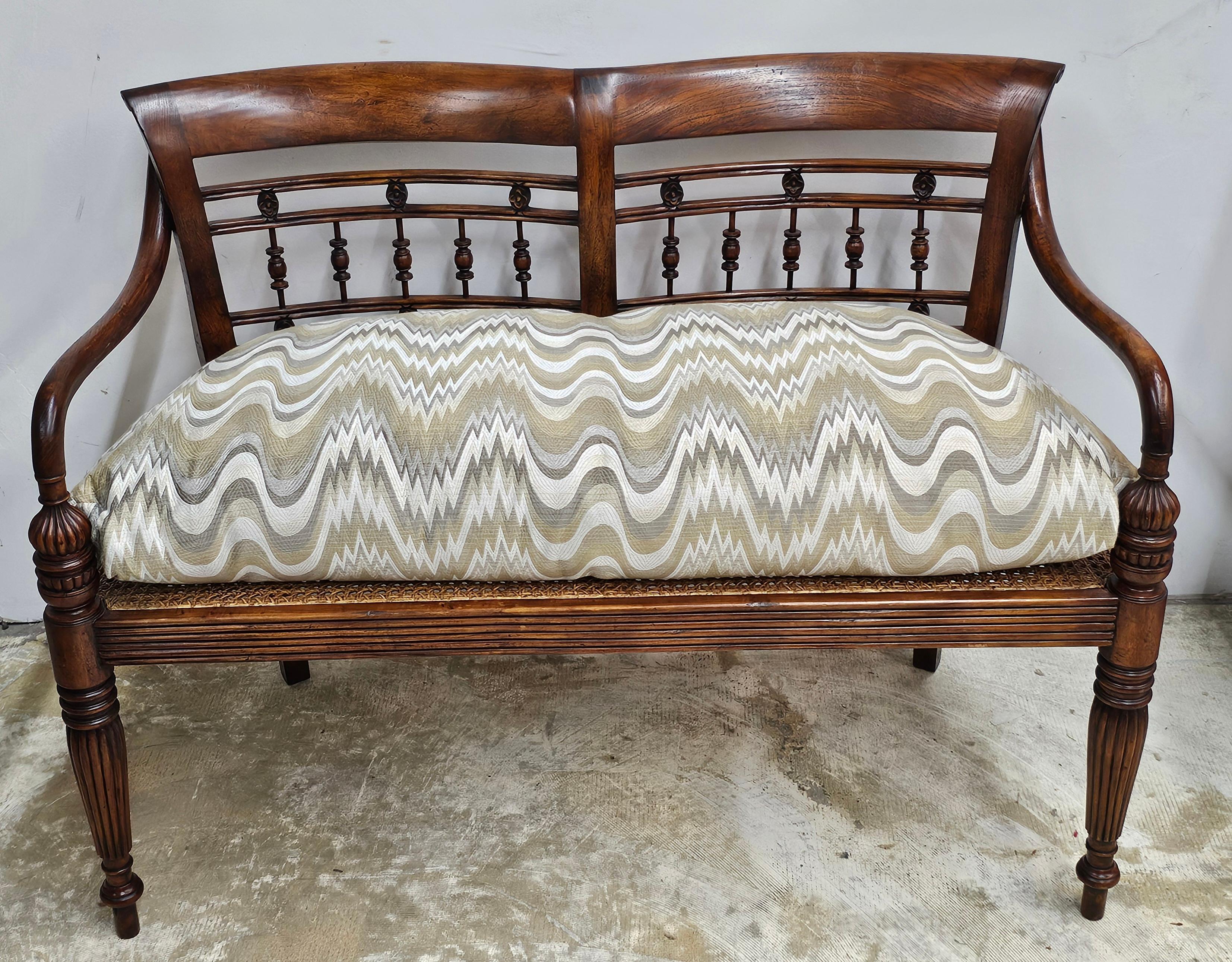 Canapé-banquette de style Régence en acajou et canne, fait main, avec de fins détails dans le style de Theodore Alexander.  Style Althrop. 
Mesure 45,5