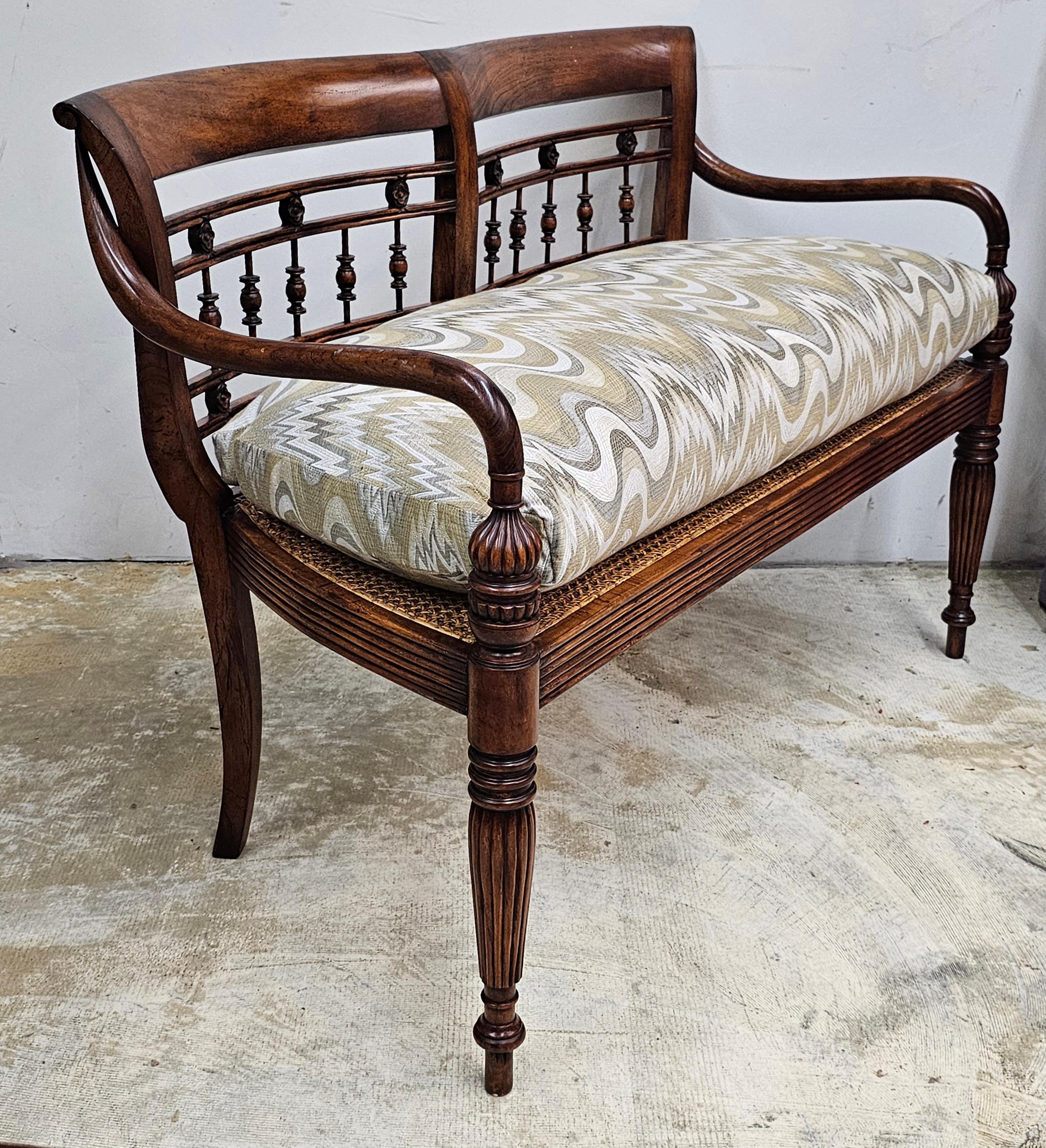 Organique Banquette de style Régence en acajou et canne avec siège tapissé en vente