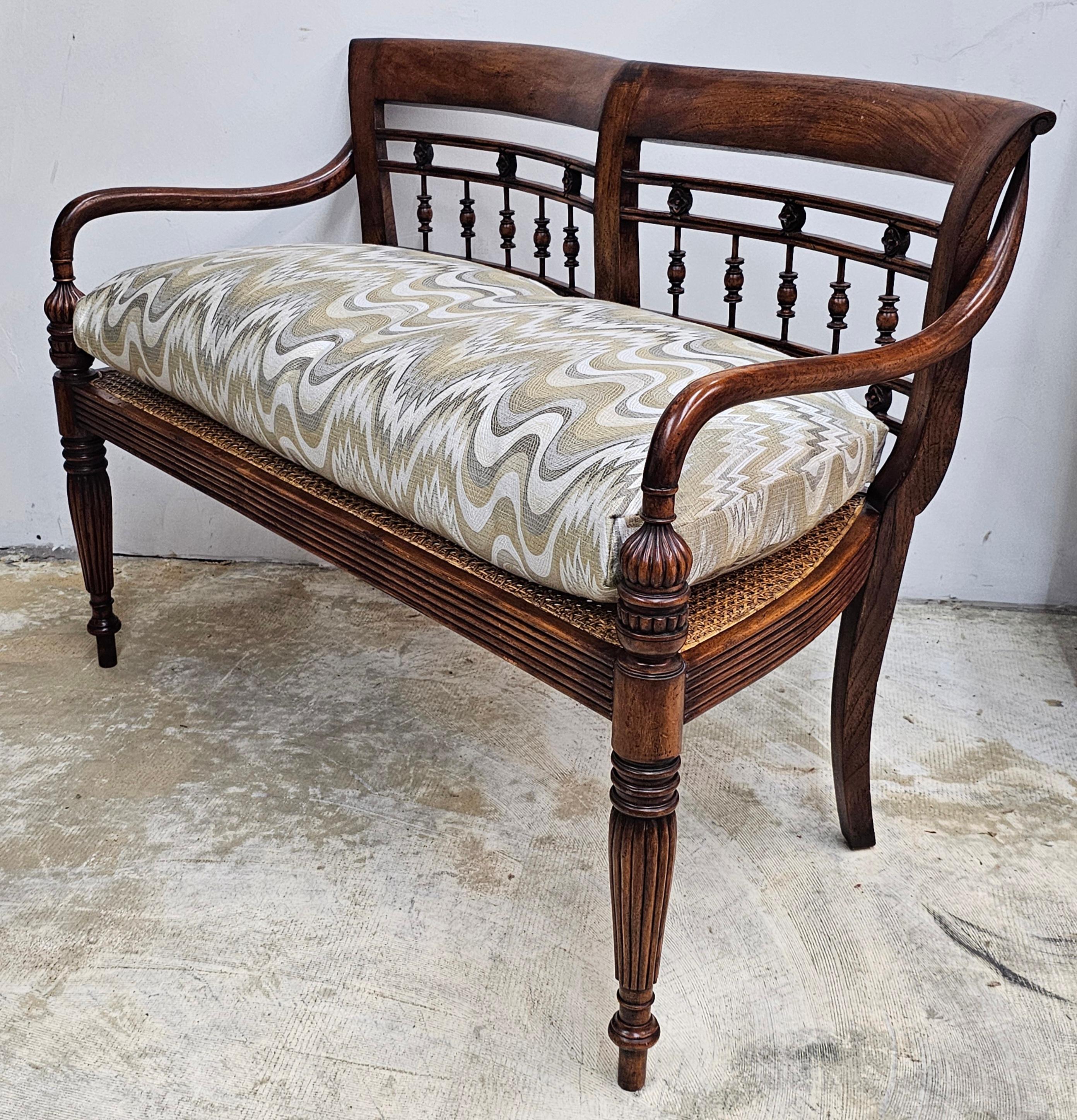 Inconnu Banquette de style Régence en acajou et canne avec siège tapissé en vente