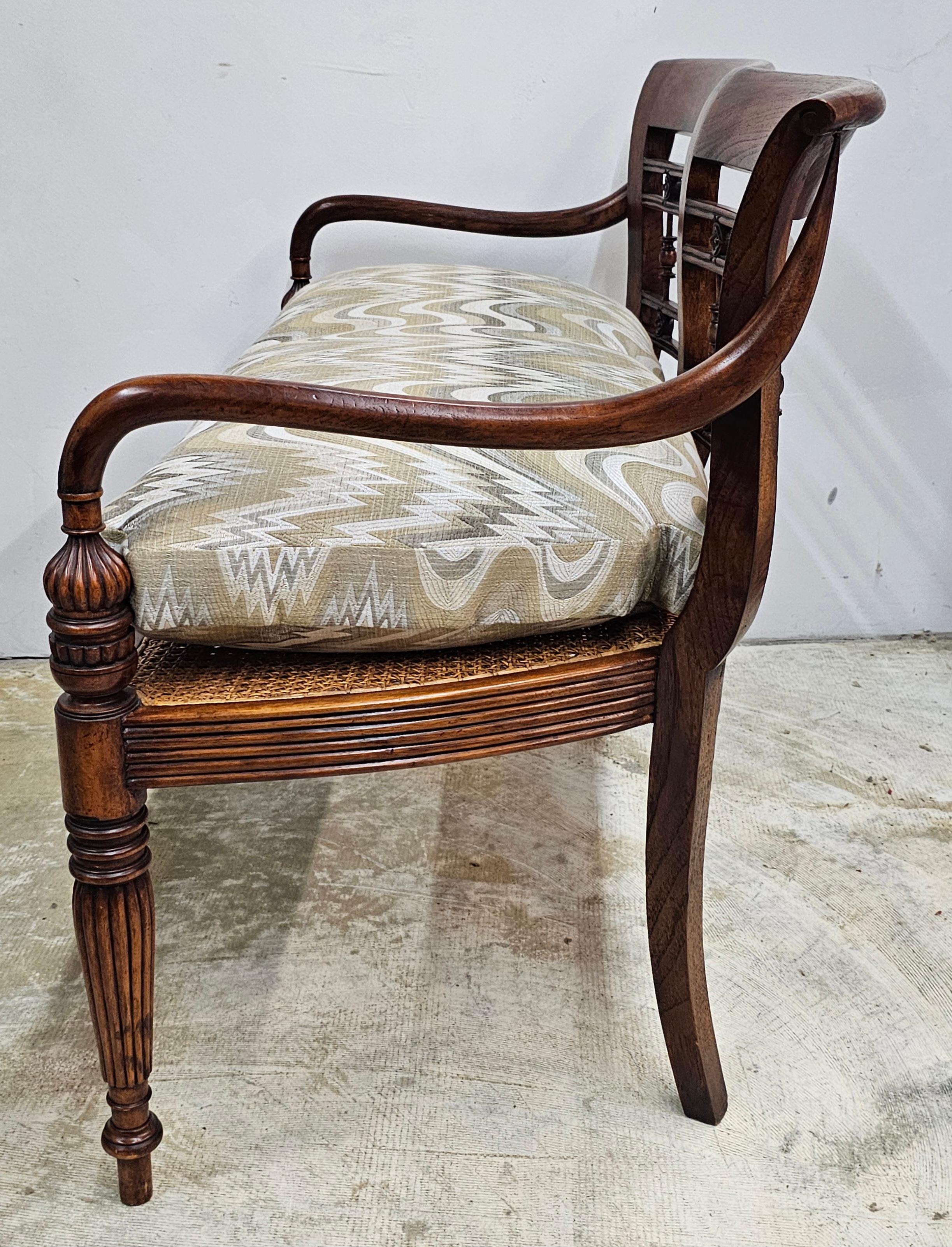 Fait main Banquette de style Régence en acajou et canne avec siège tapissé en vente