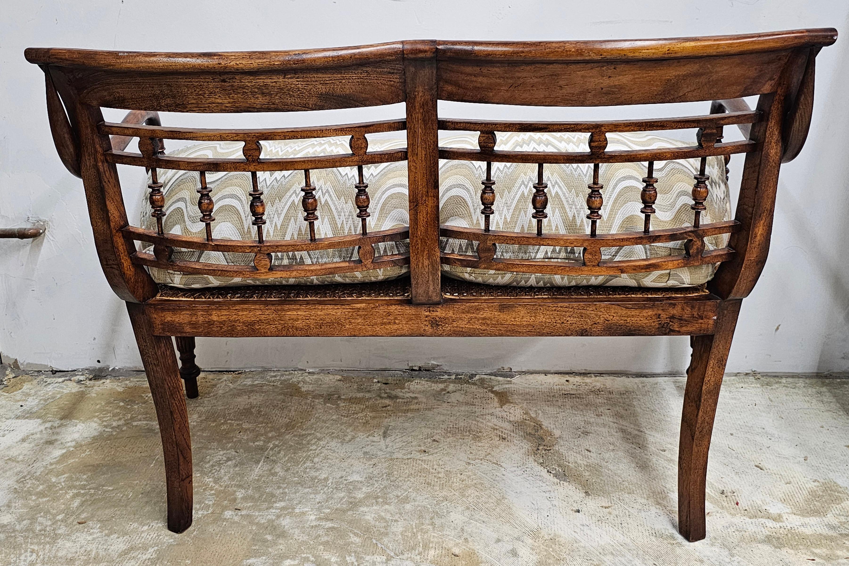 Banquette de style Régence en acajou et canne avec siège tapissé Excellent état - En vente à Germantown, MD