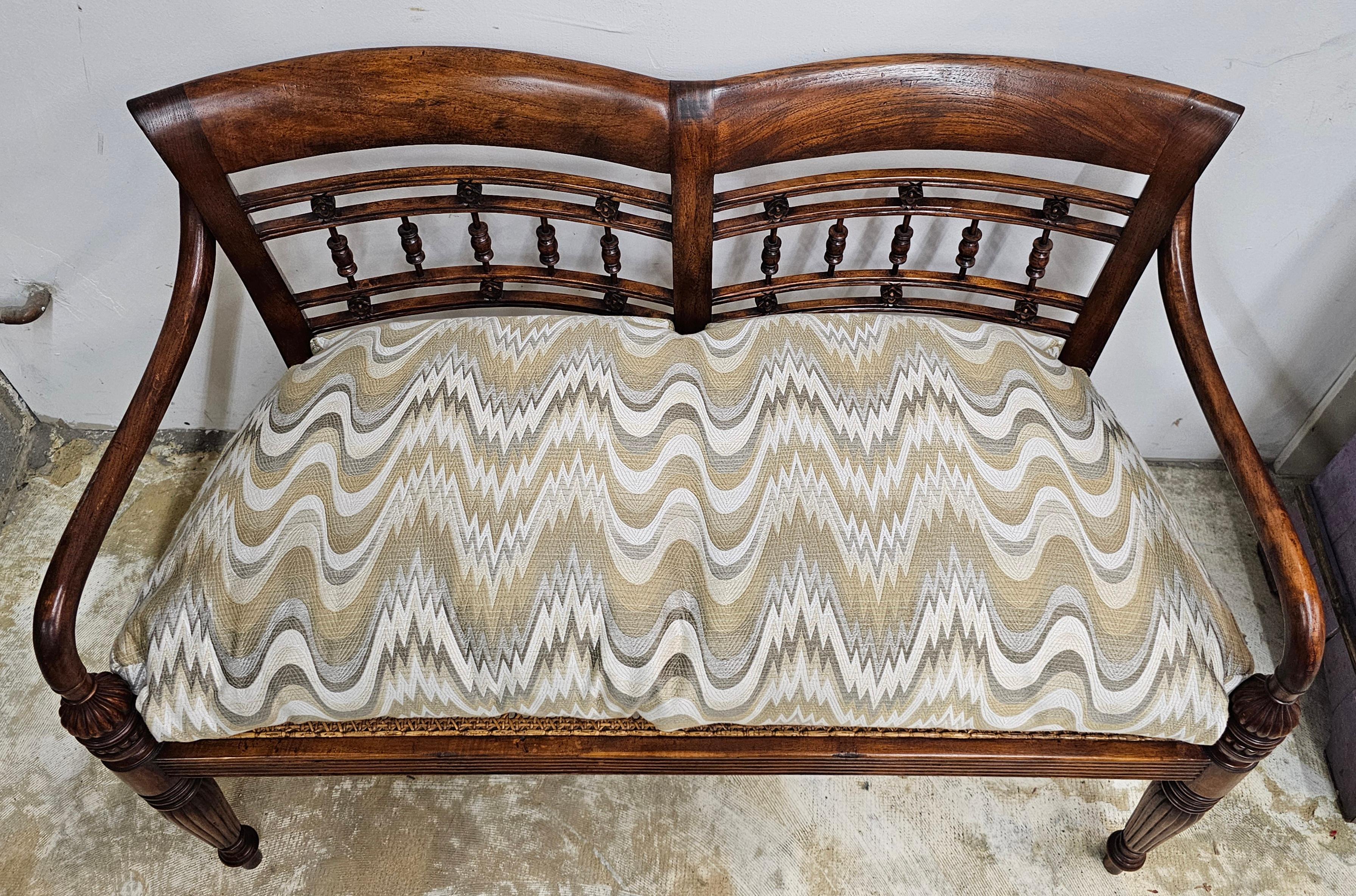 XXIe siècle et contemporain Banquette de style Régence en acajou et canne avec siège tapissé en vente