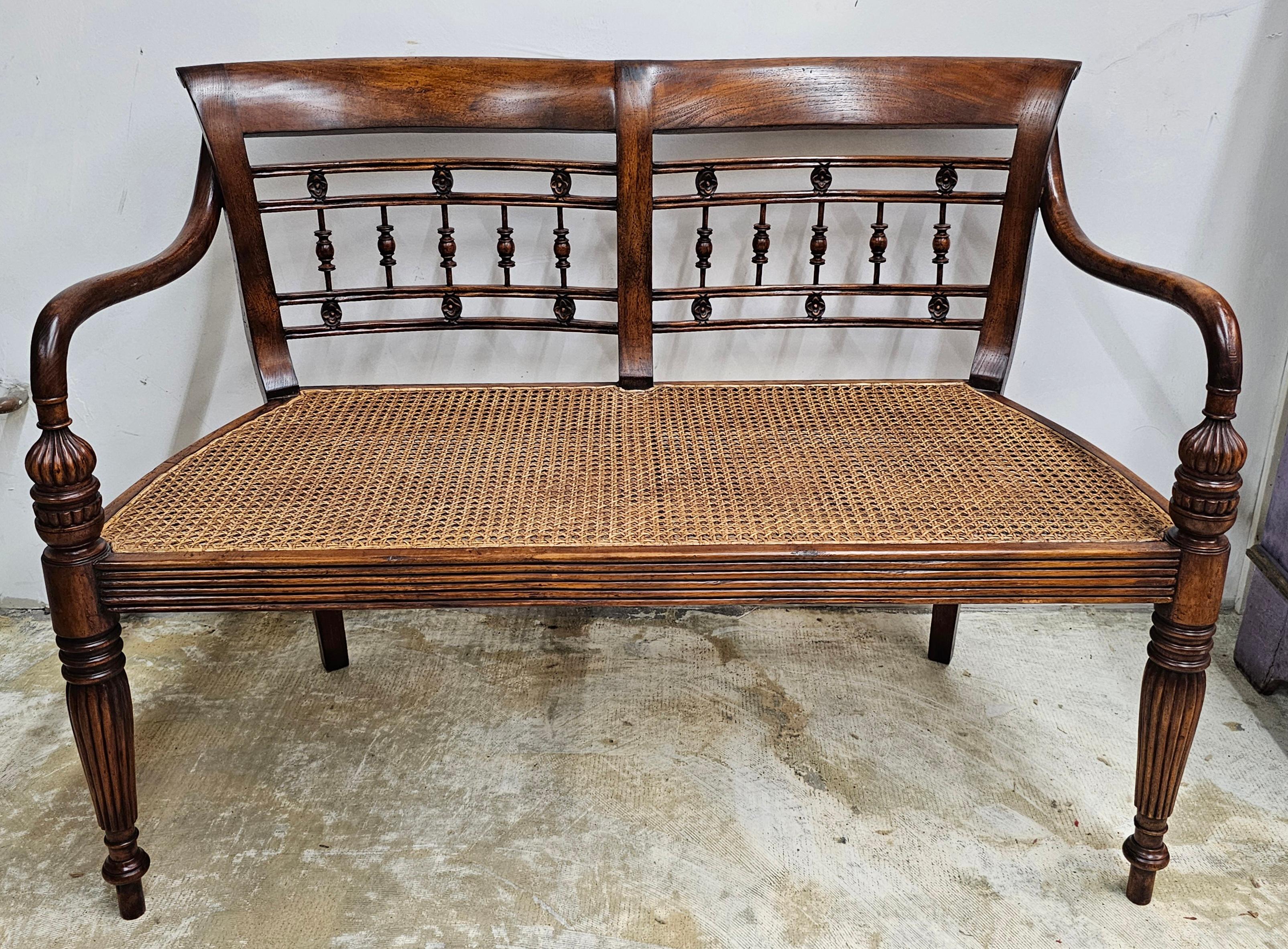 Bois de feuillus Banquette de style Régence en acajou et canne avec siège tapissé en vente
