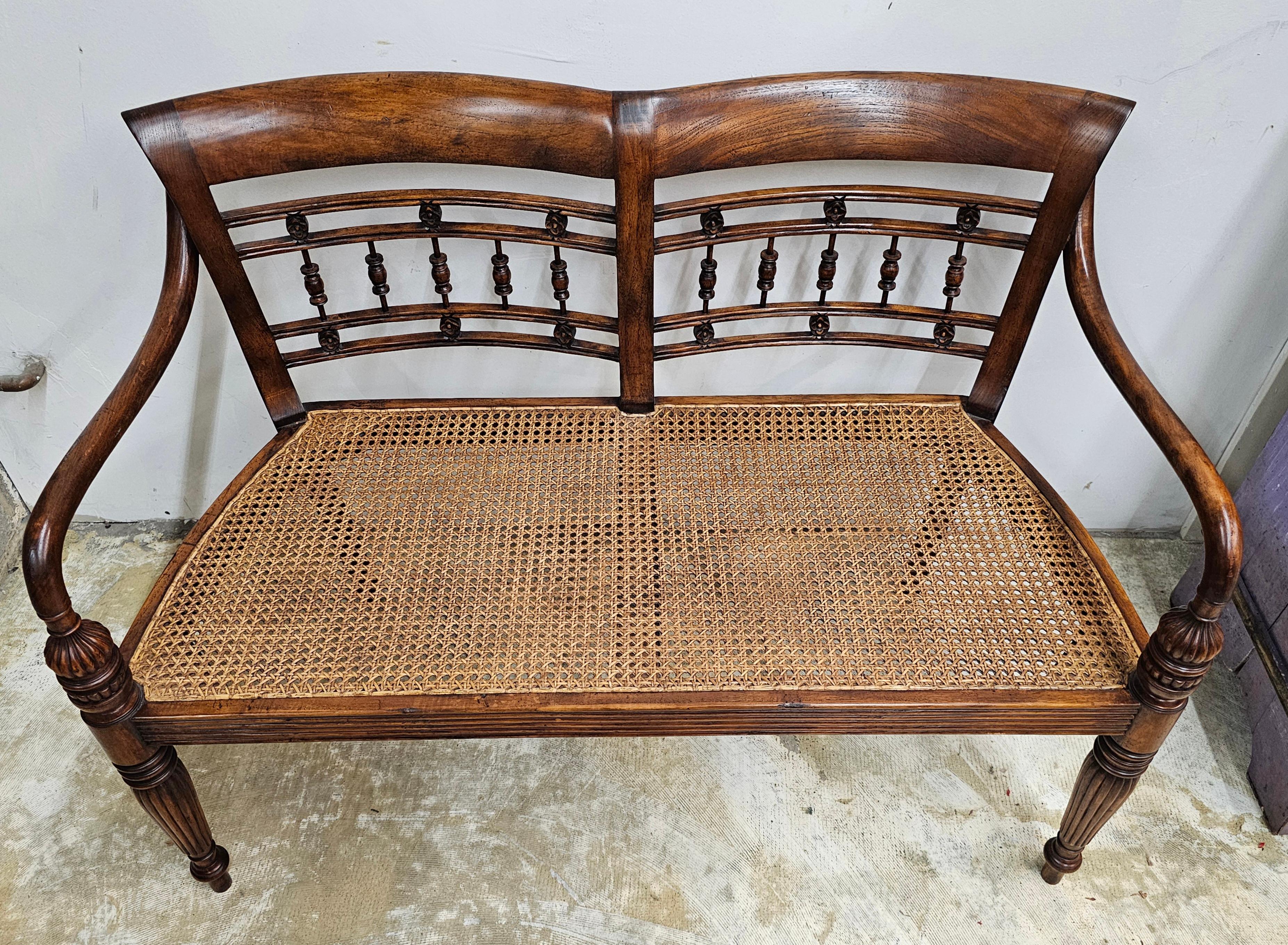 Banquette de style Régence en acajou et canne avec siège tapissé en vente 1