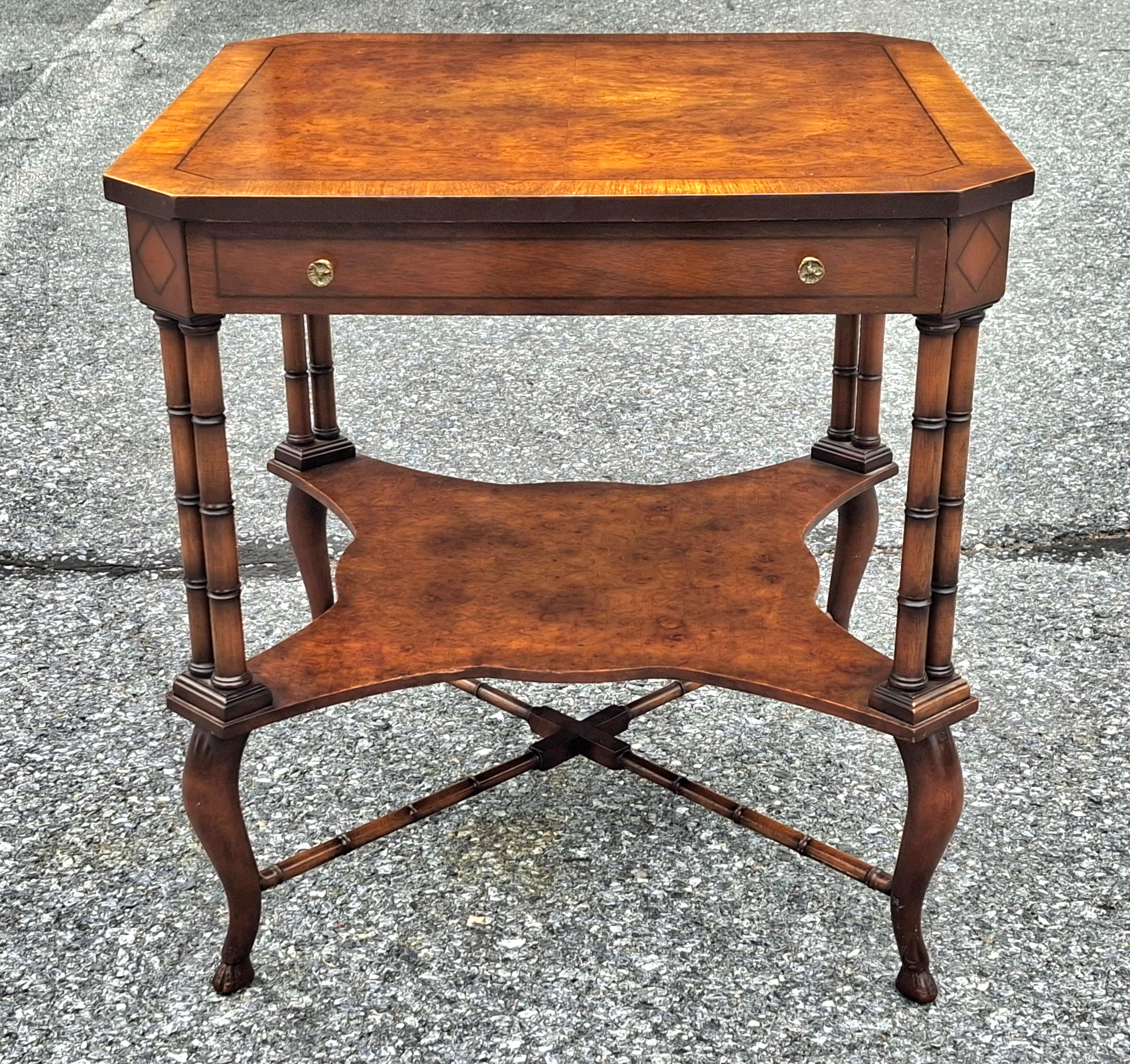 Mesa auxiliar de un solo cajón con incrustaciones de caoba y tejo de estilo Regencia, con patas de imitación y bastidor.
Mide 28,5
