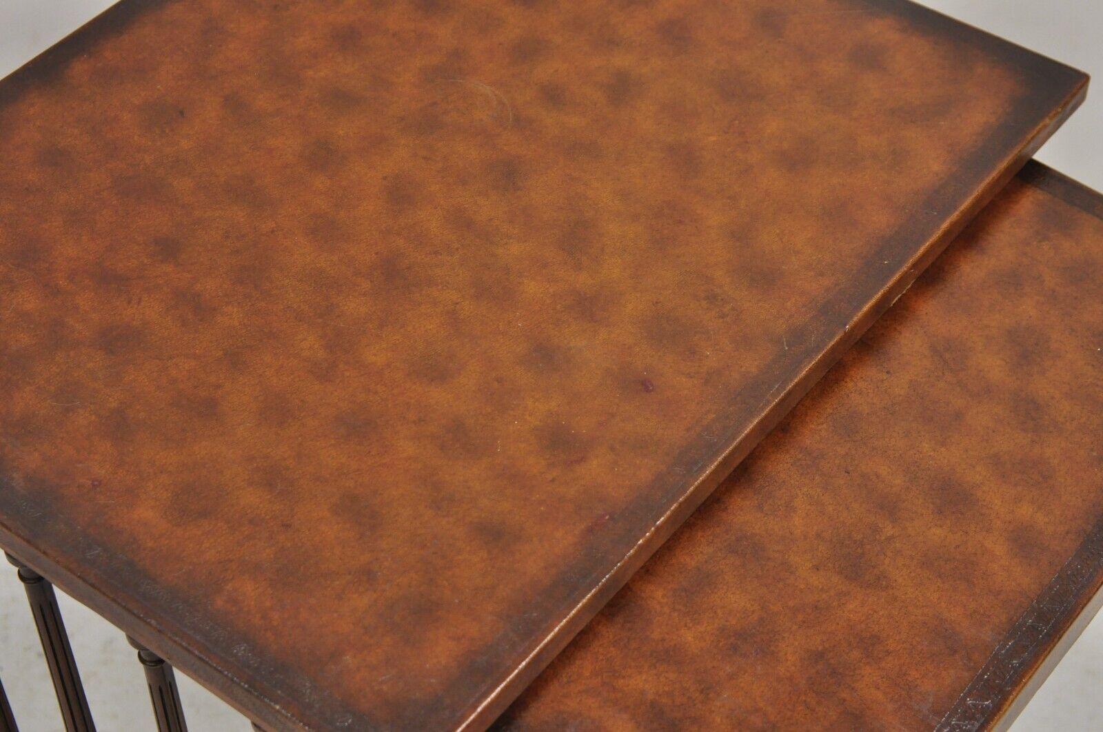 Table d'appoint de style Régence en acajou brun avec cuir estampé par Highland House en vente 5