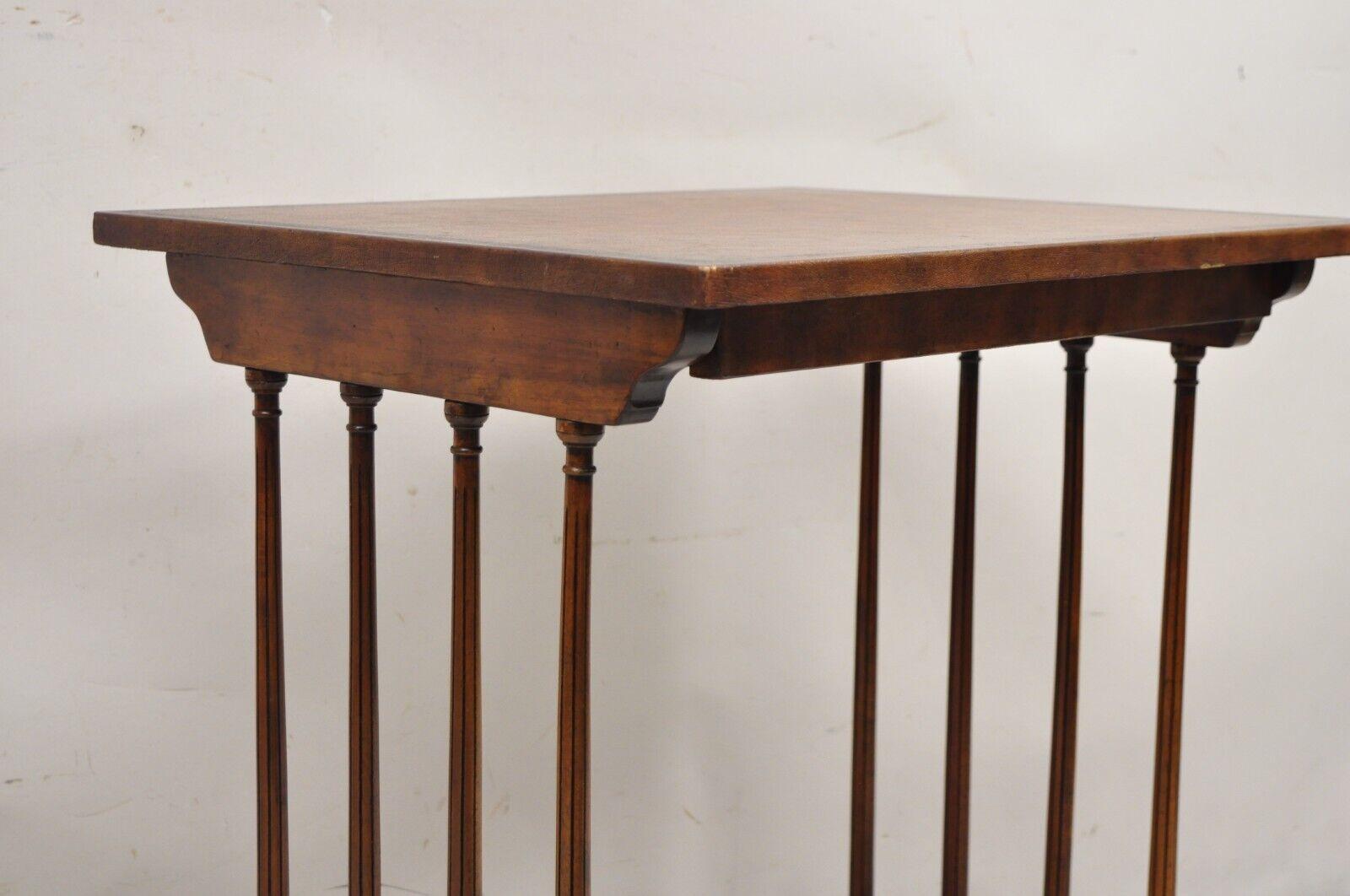 Table d'appoint de style Régence en acajou brun avec cuir estampé par Highland House en vente 6