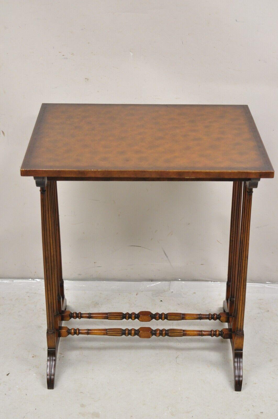 Table d'appoint de style Regency en acajou brun en cuir tolé par Highland House avec surface supérieure en cuir extractible. Circa Late 20th Century. Dimensions : 27