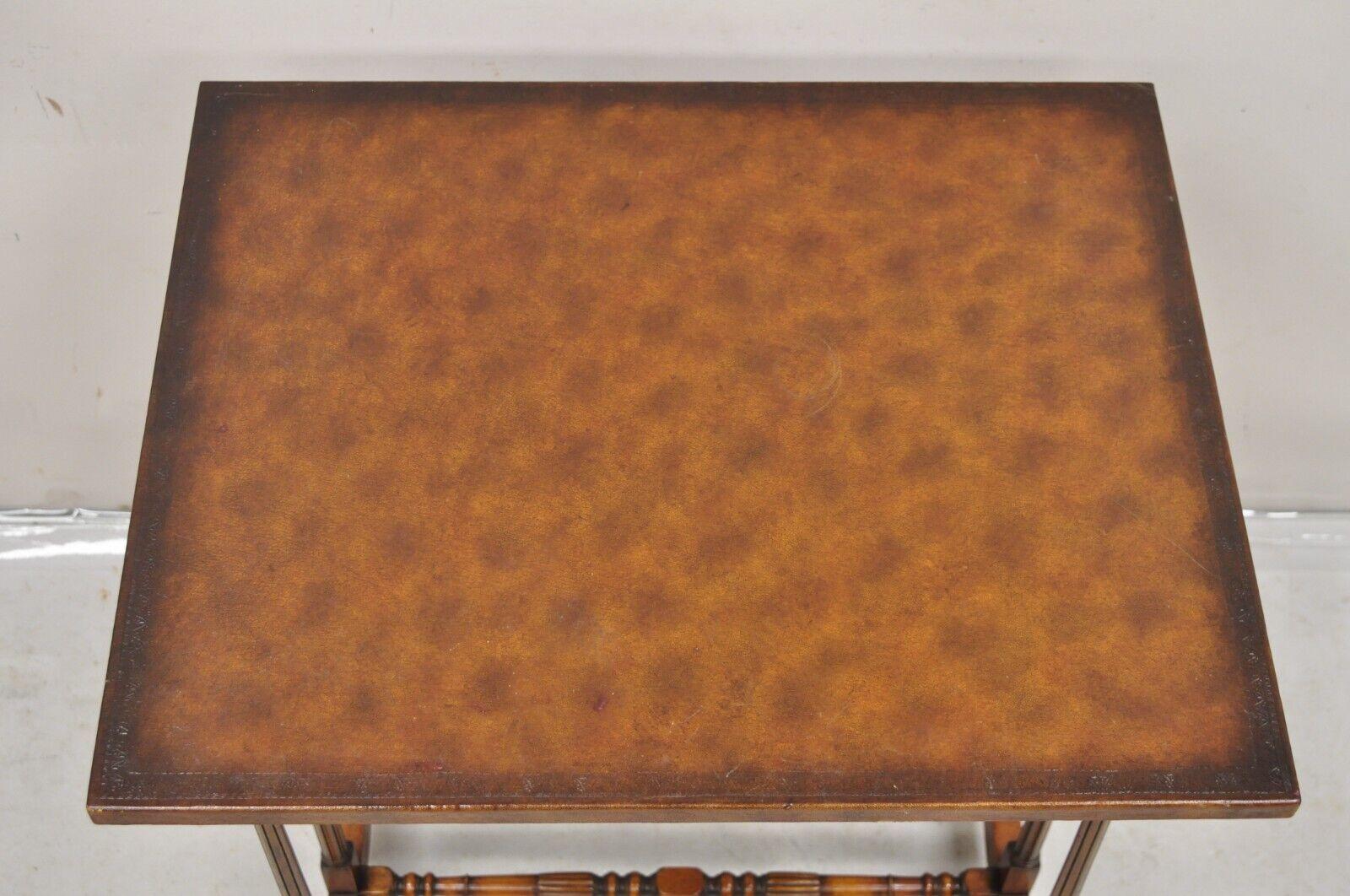 Table d'appoint de style Régence en acajou brun avec cuir estampé par Highland House Bon état - En vente à Philadelphia, PA