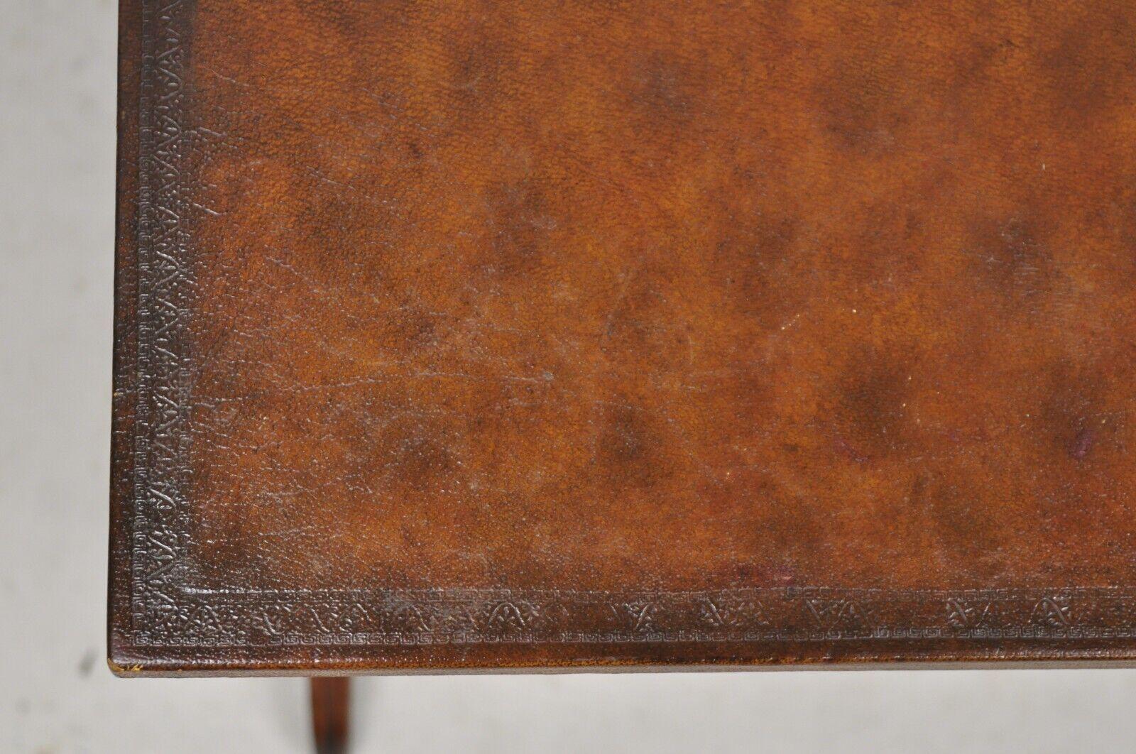 20ième siècle Table d'appoint de style Régence en acajou brun avec cuir estampé par Highland House en vente