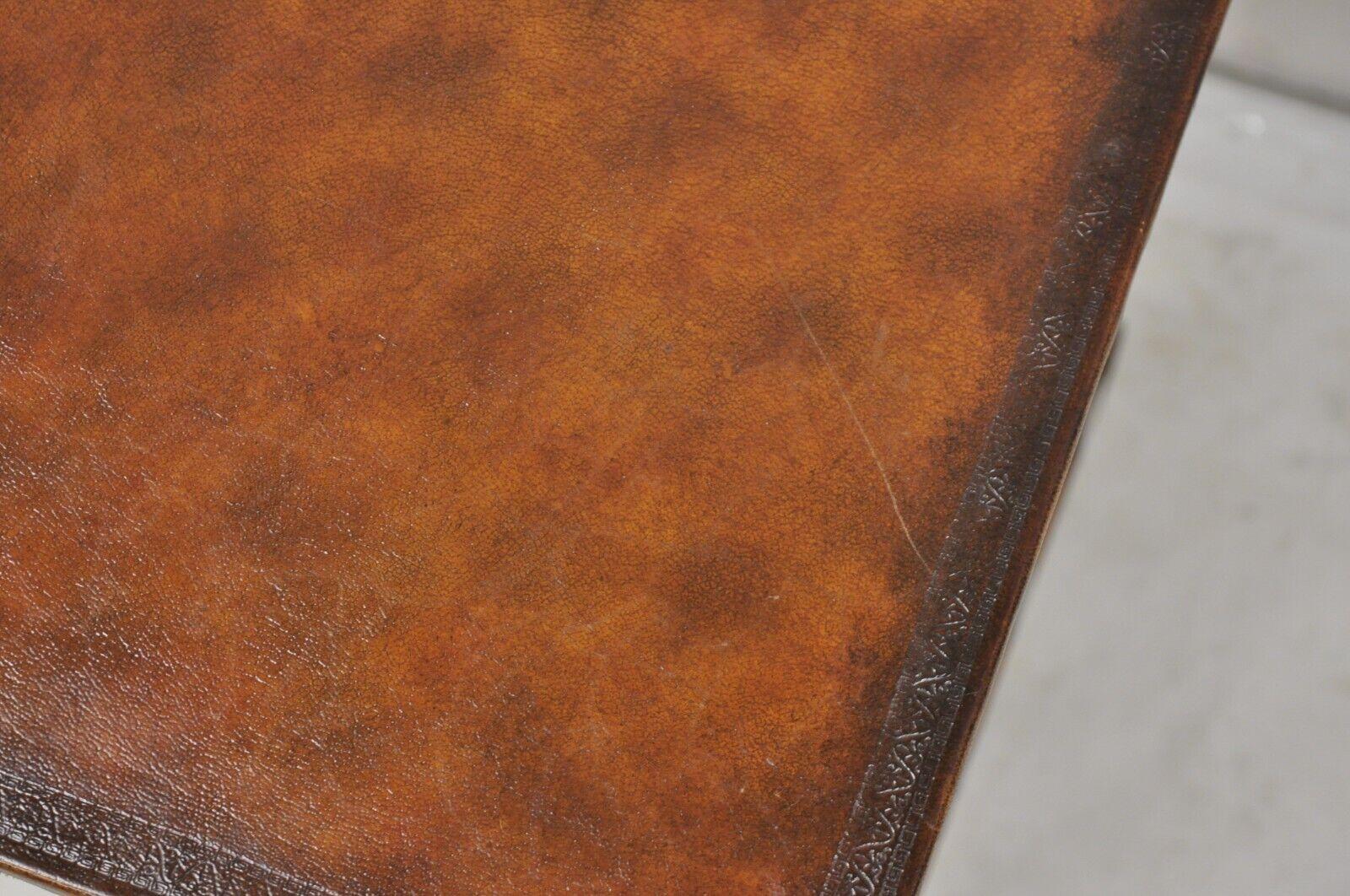 Table d'appoint de style Régence en acajou brun avec cuir estampé par Highland House en vente 3
