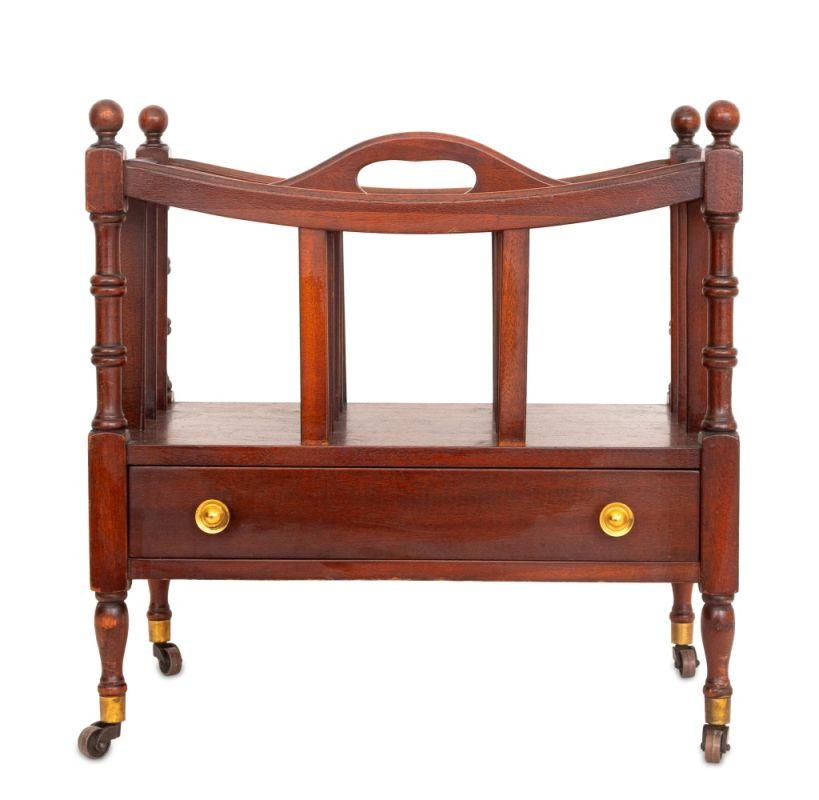 Canterbury in mogano in stile Regency, con terminali a sfera, quattro fessure e maniglia al centro, con etichetta Columbia Manufacturing Co. 19