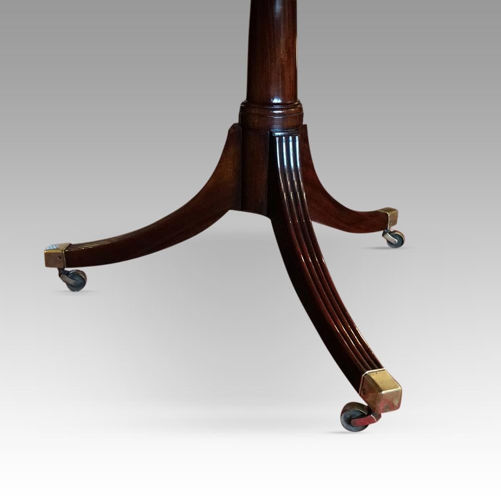 Georgian style mahogany twin pillar dining table. 
This Regency style mahogany dining table was made circa 1900.
This Regency style mahogany dining table has the desirable rounded ends and is made in the classic design of the Georgian era. The