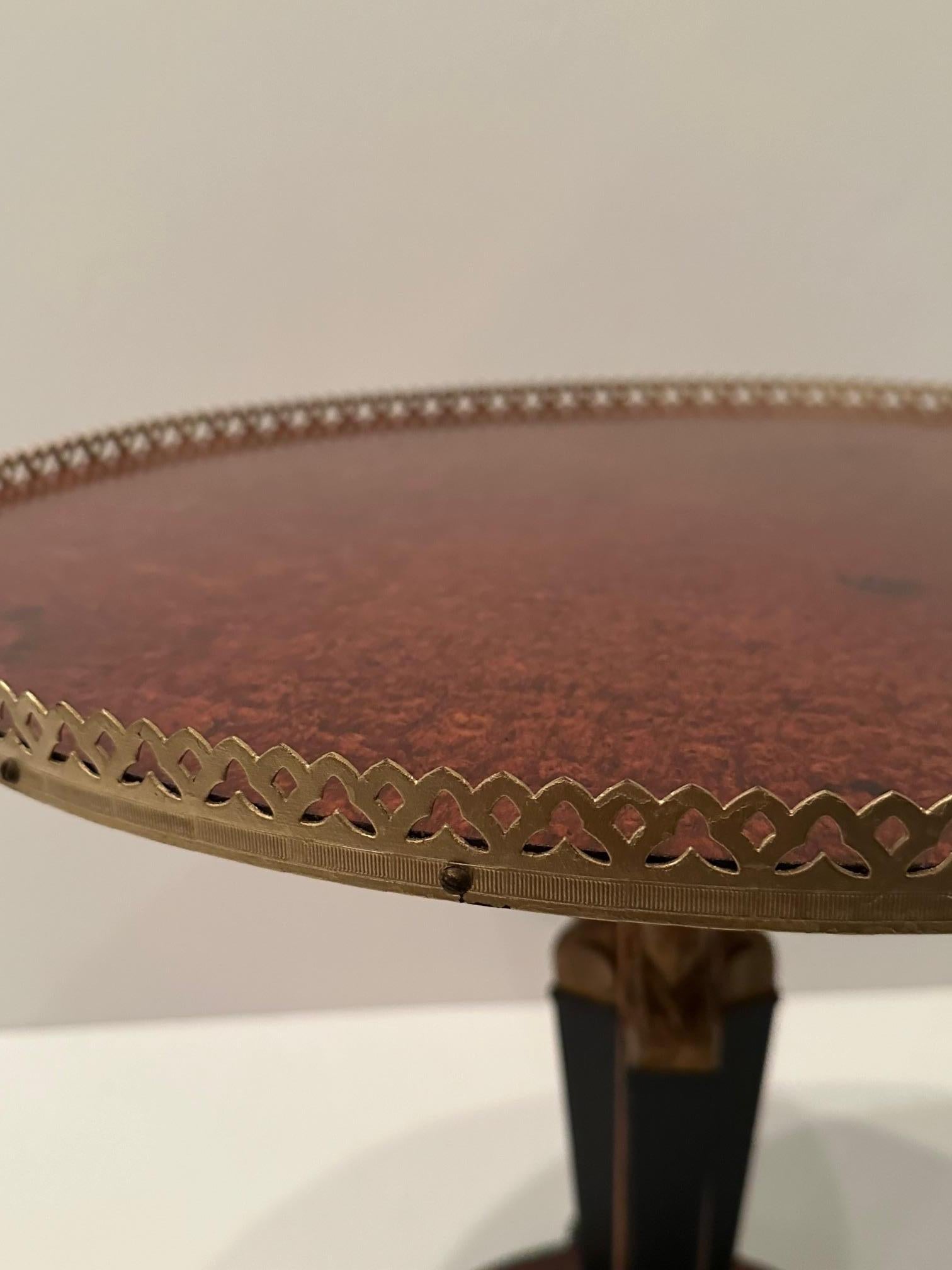 Table d'appoint de style Régence en acajou ébénisé et doré avec base figurative en vente 3