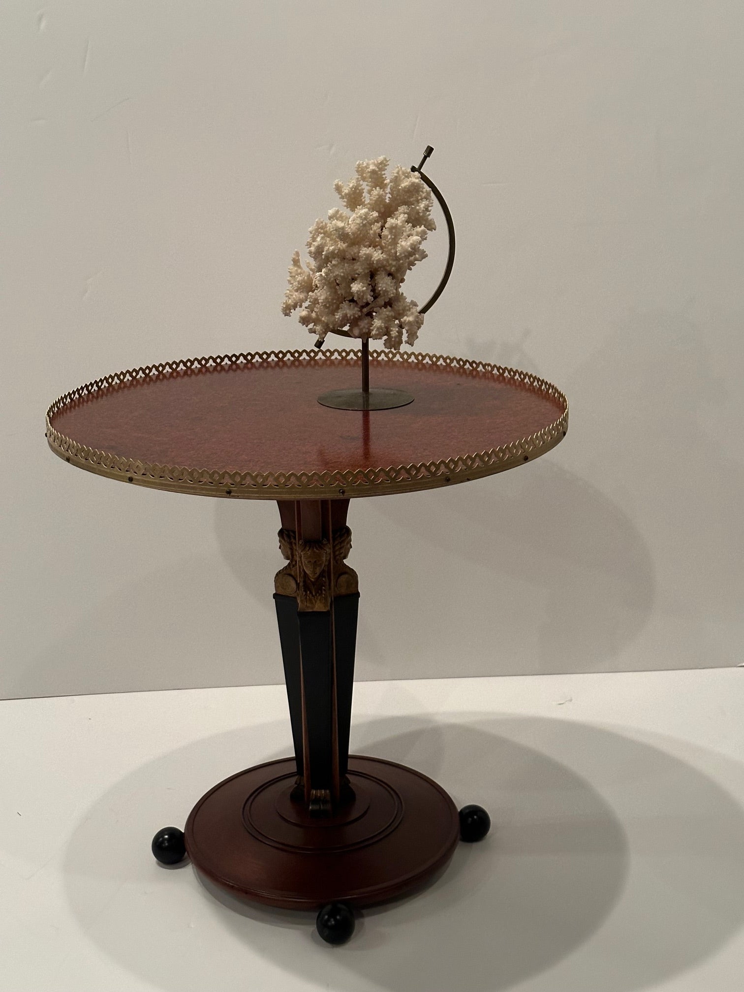 Elegante table d'appoint ronde continentale en acajou avec galerie en laiton entourant le plateau en ronce et merveilleux piédestal figuré sculpté avec bois ébonisé et dorure.