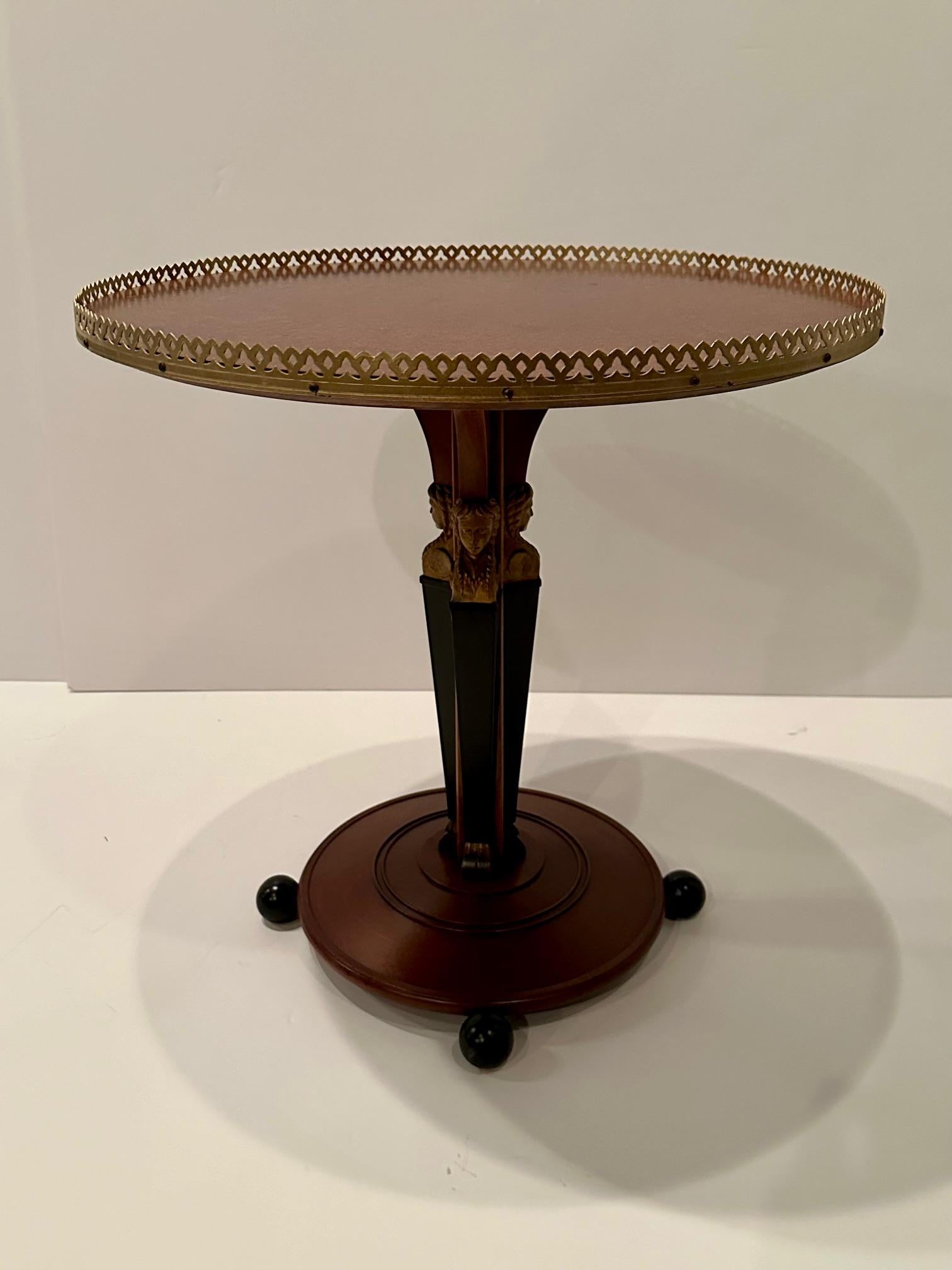 Regency Table d'appoint de style Régence en acajou ébénisé et doré avec base figurative en vente