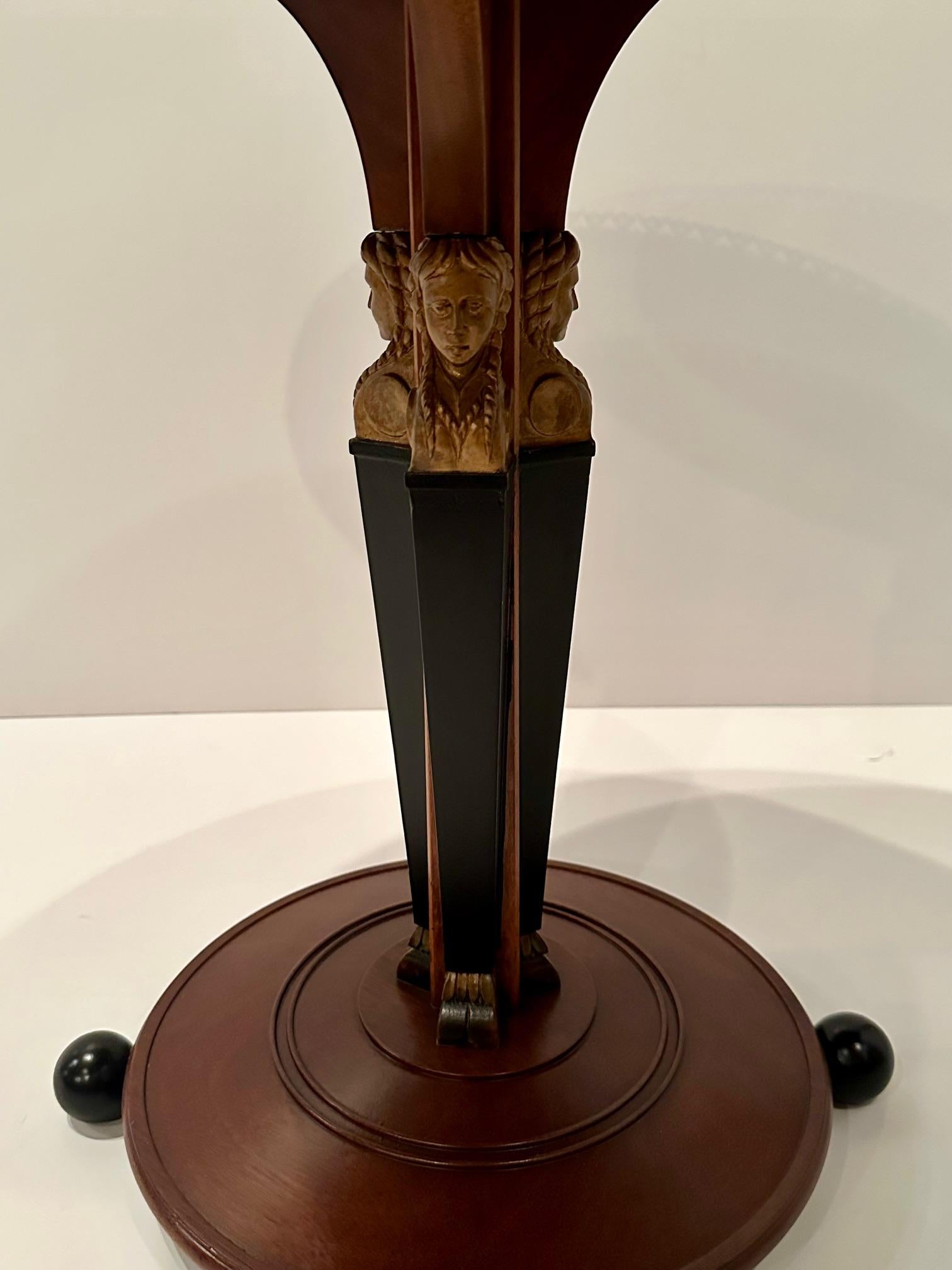 italien Table d'appoint de style Régence en acajou ébénisé et doré avec base figurative en vente
