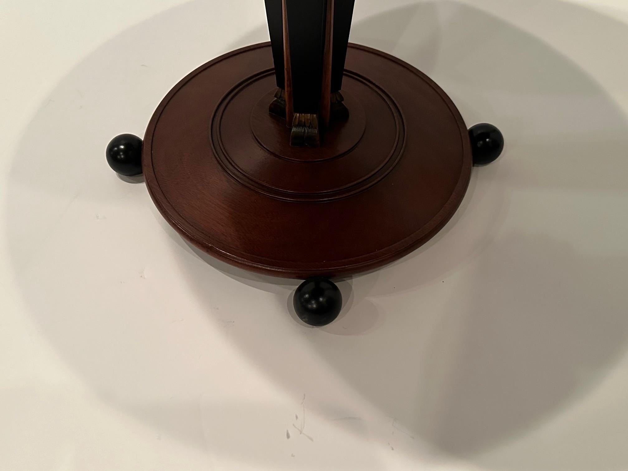 Table d'appoint de style Régence en acajou ébénisé et doré avec base figurative Bon état - En vente à Hopewell, NJ