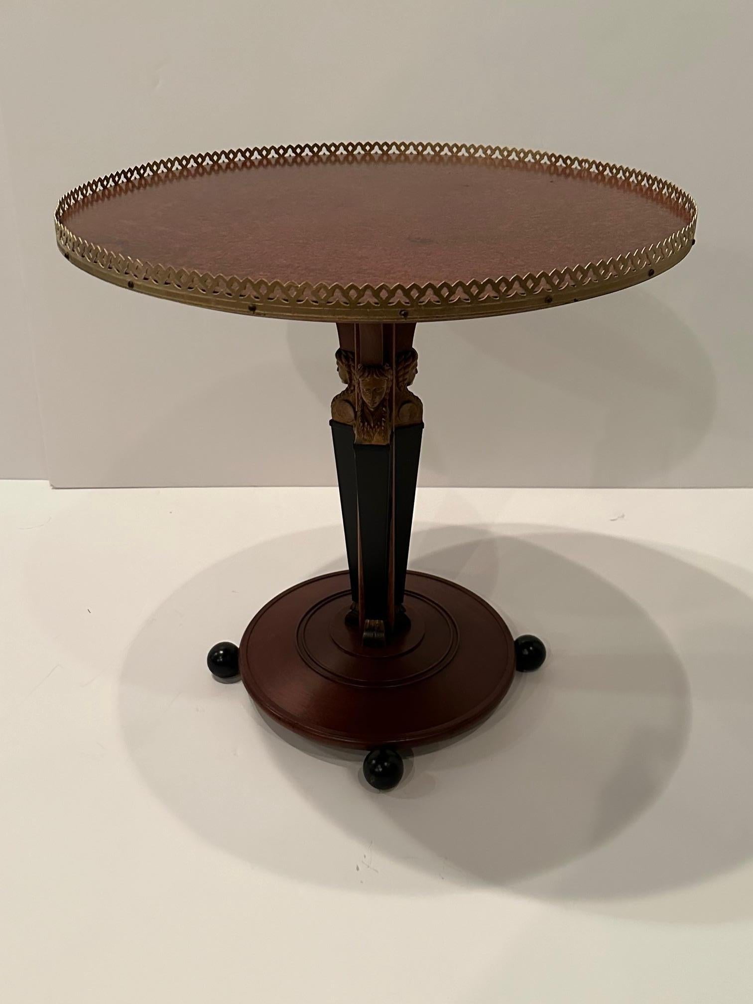 Début du 20ème siècle Table d'appoint de style Régence en acajou ébénisé et doré avec base figurative en vente