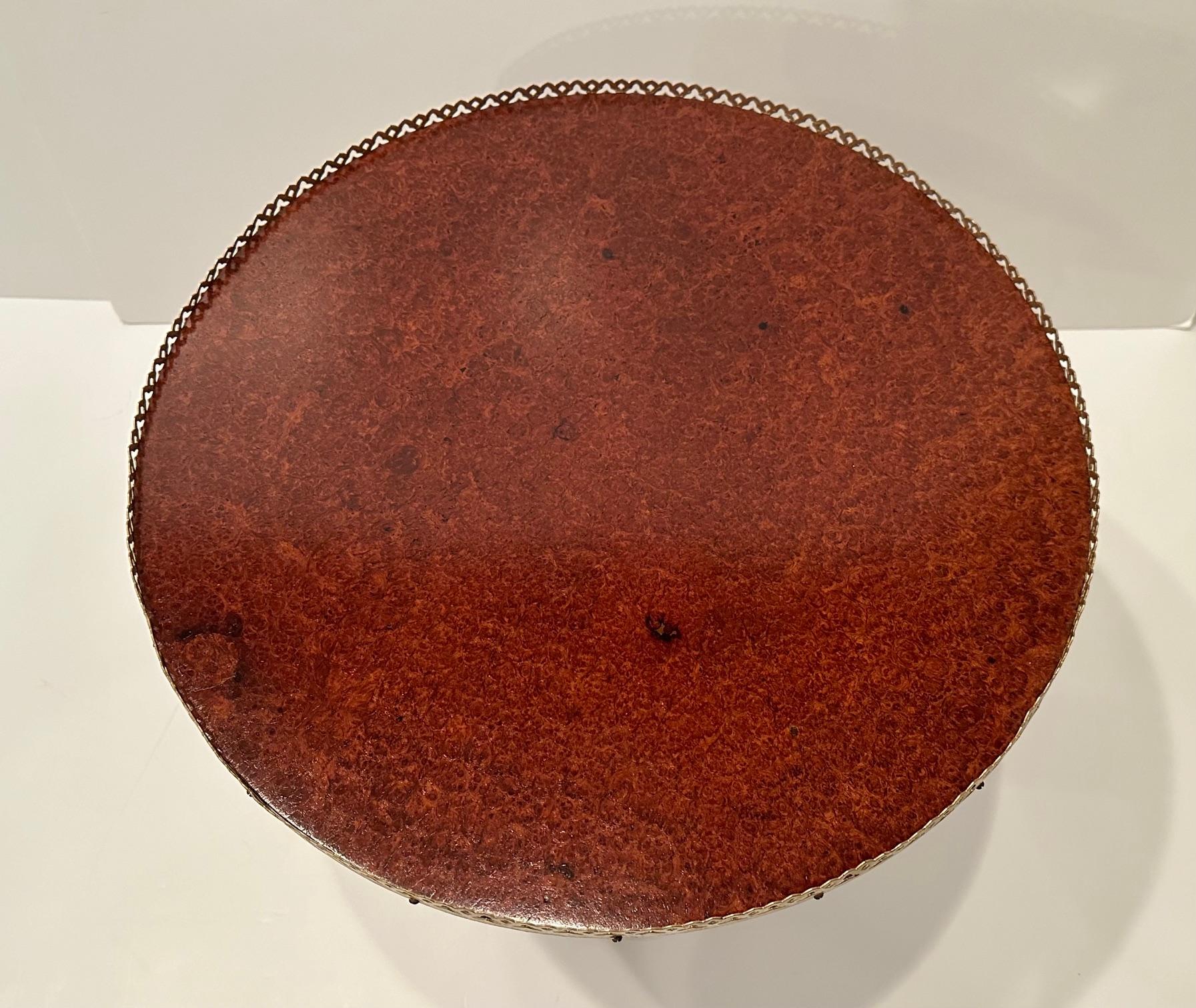 Laiton Table d'appoint de style Régence en acajou ébénisé et doré avec base figurative en vente