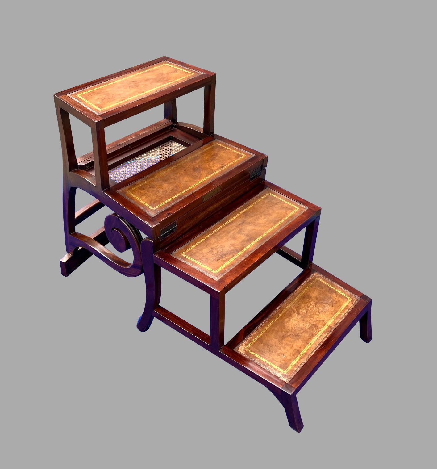 Sedia da biblioteca metamorfica in stile Regency in mogano con quattro gradini rivestiti in pelle in vendita 1