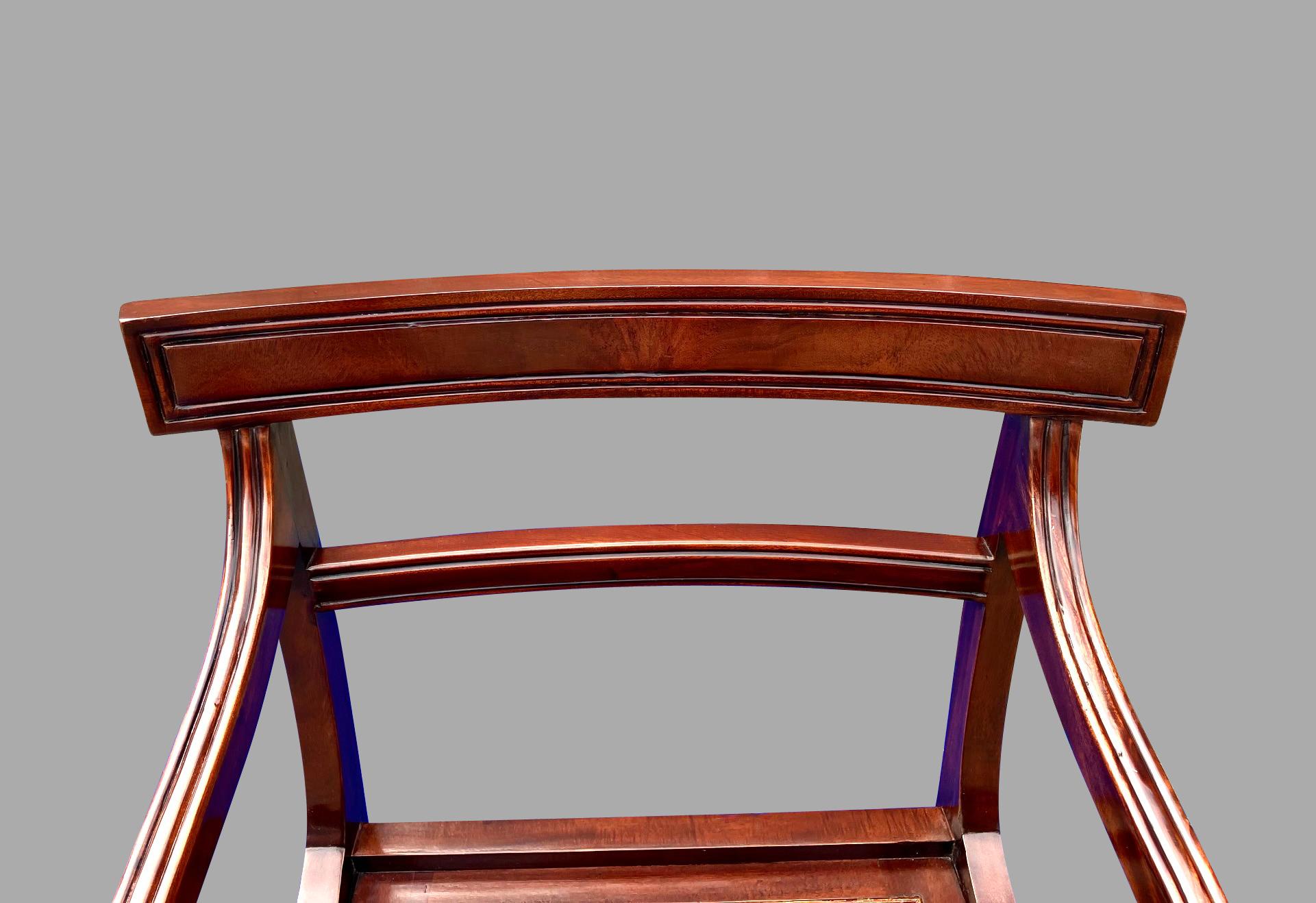 XX secolo Sedia da biblioteca metamorfica in stile Regency in mogano con quattro gradini rivestiti in pelle in vendita